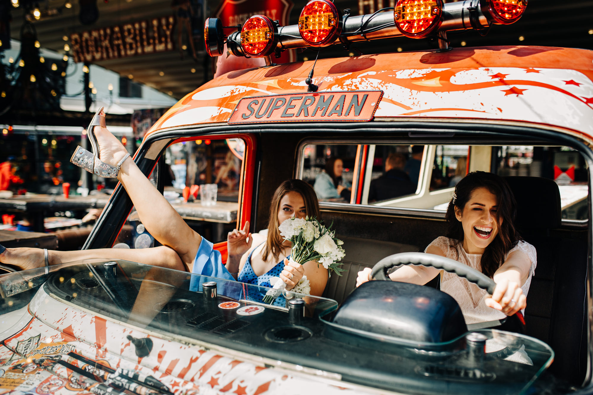 Kāzu diena Vecrīgā ar fotosesiju un īstiem draugiem