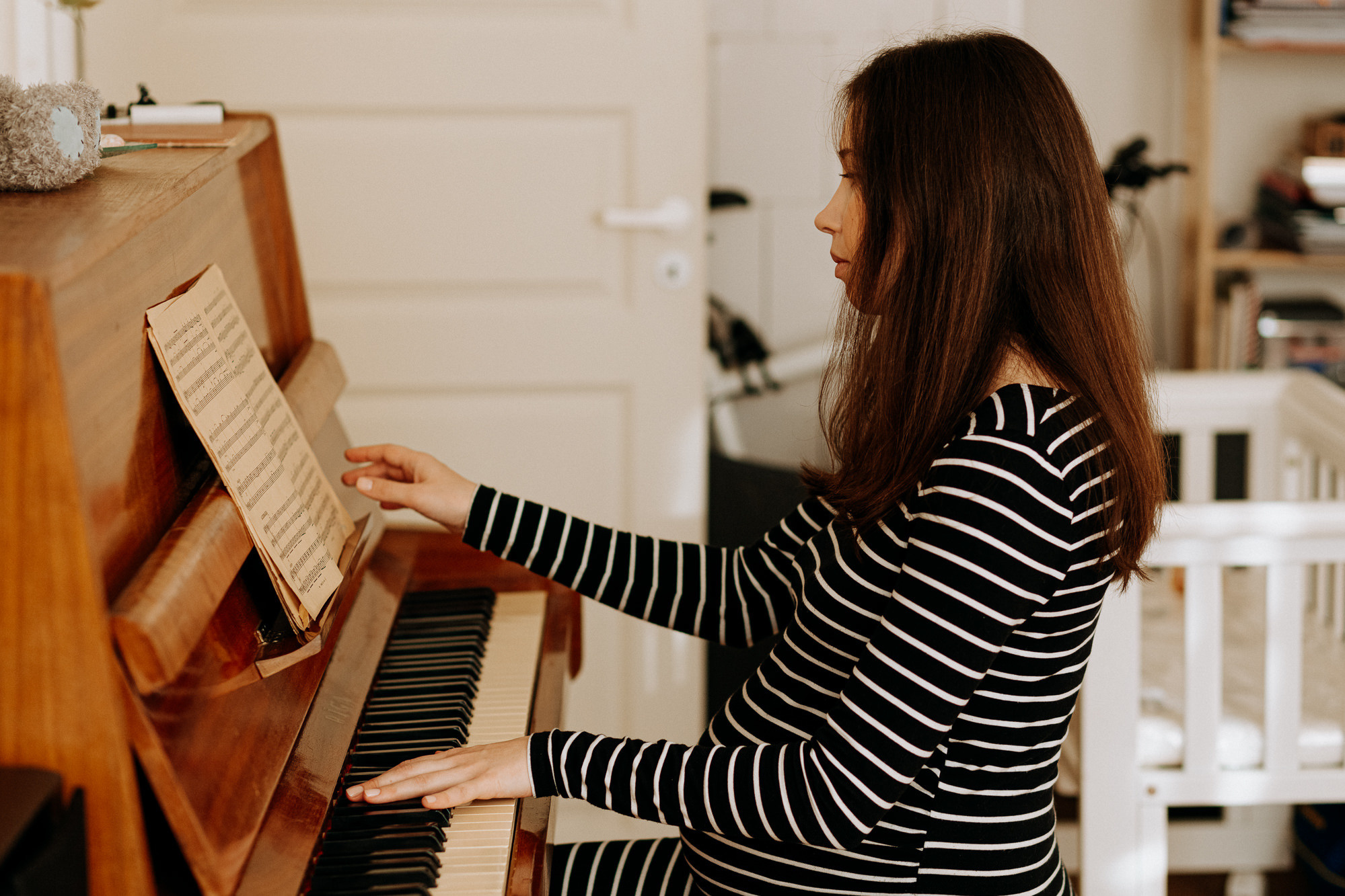Gaidot mazuli ziemā ar klavierēm, karstu tēju un sniegpārslām