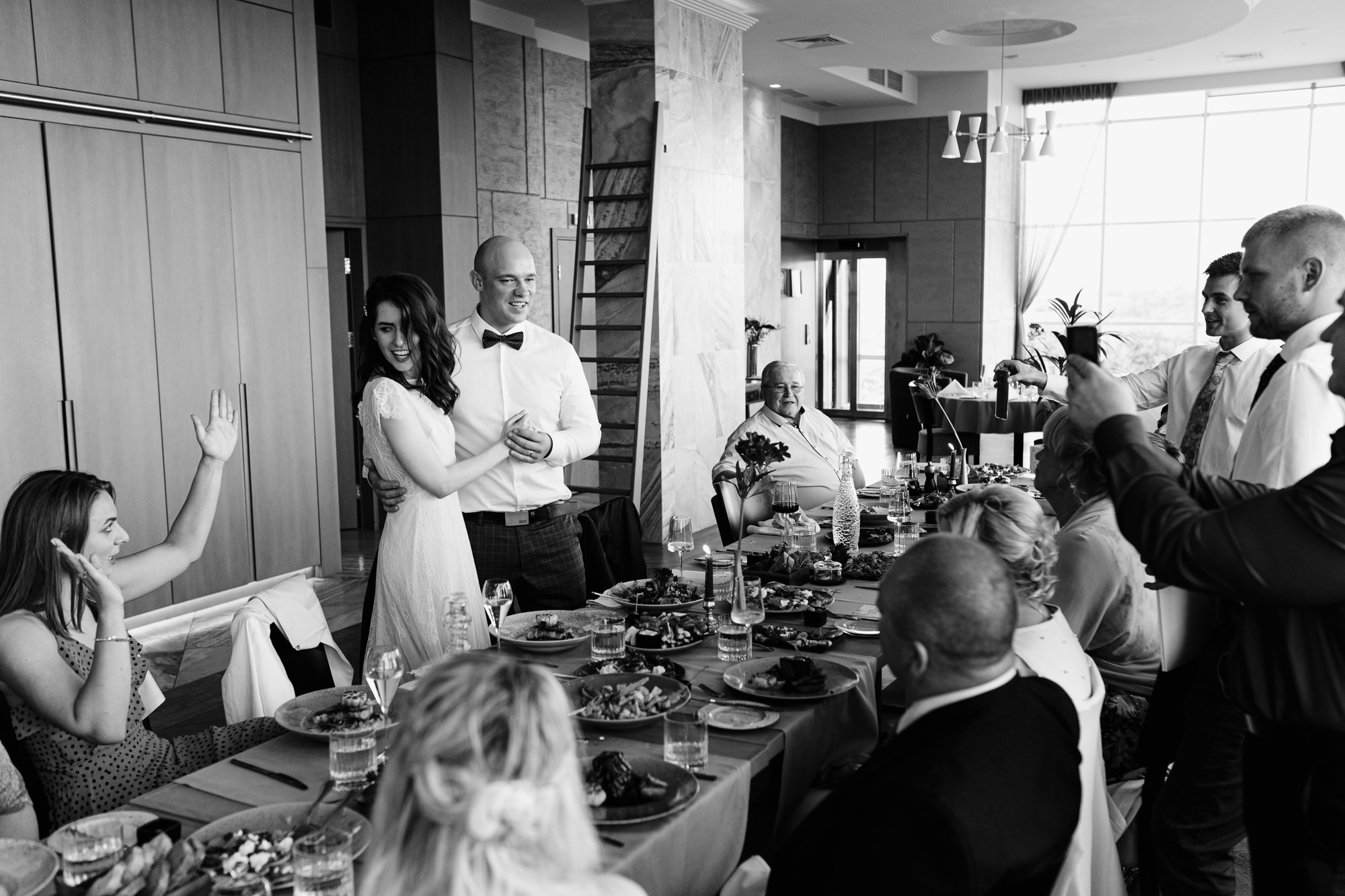 Kāzu diena Vecrīgā ar fotosesiju un īstiem draugiem