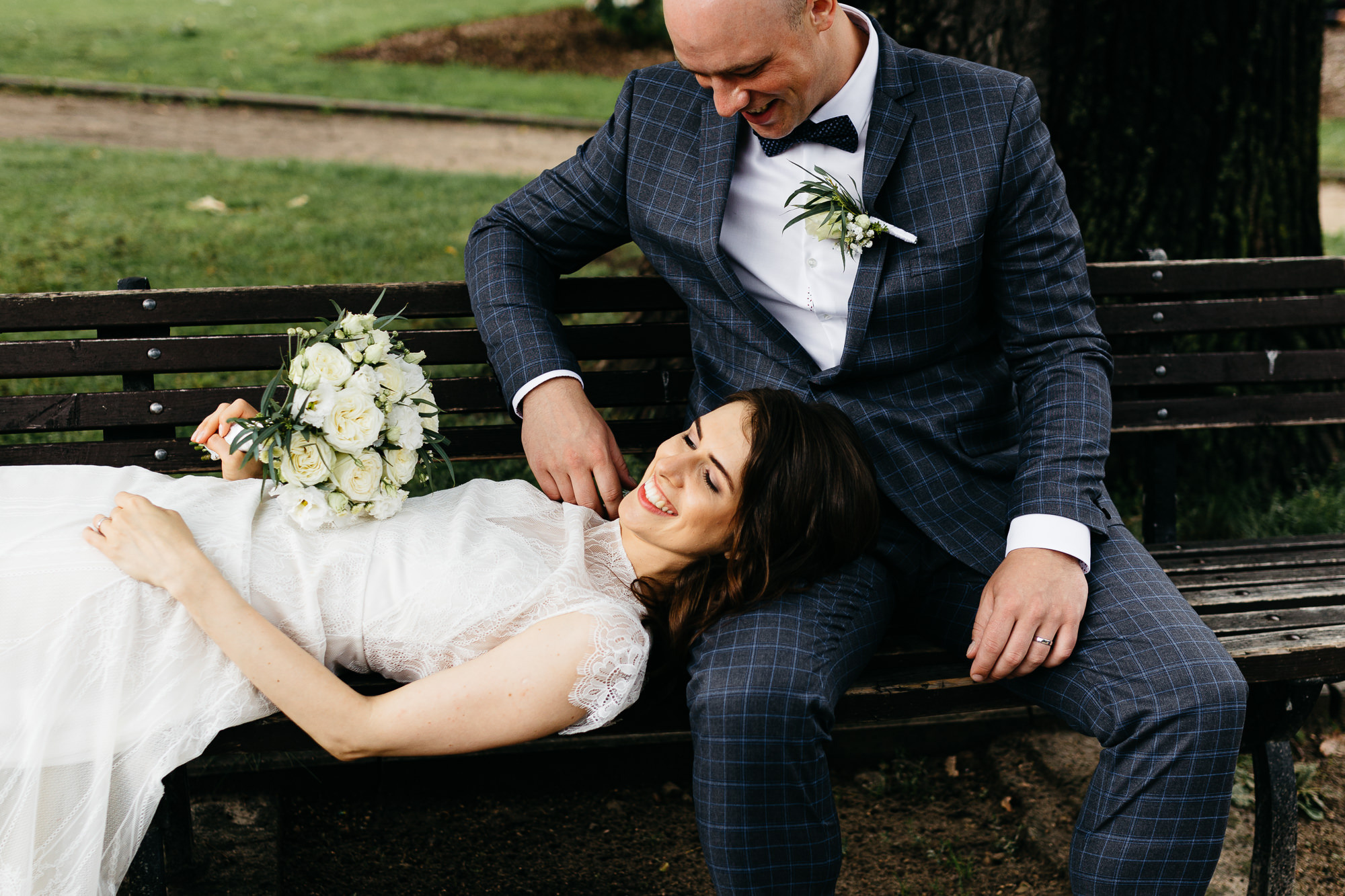 Kāzu diena Vecrīgā ar fotosesiju un īstiem draugiem