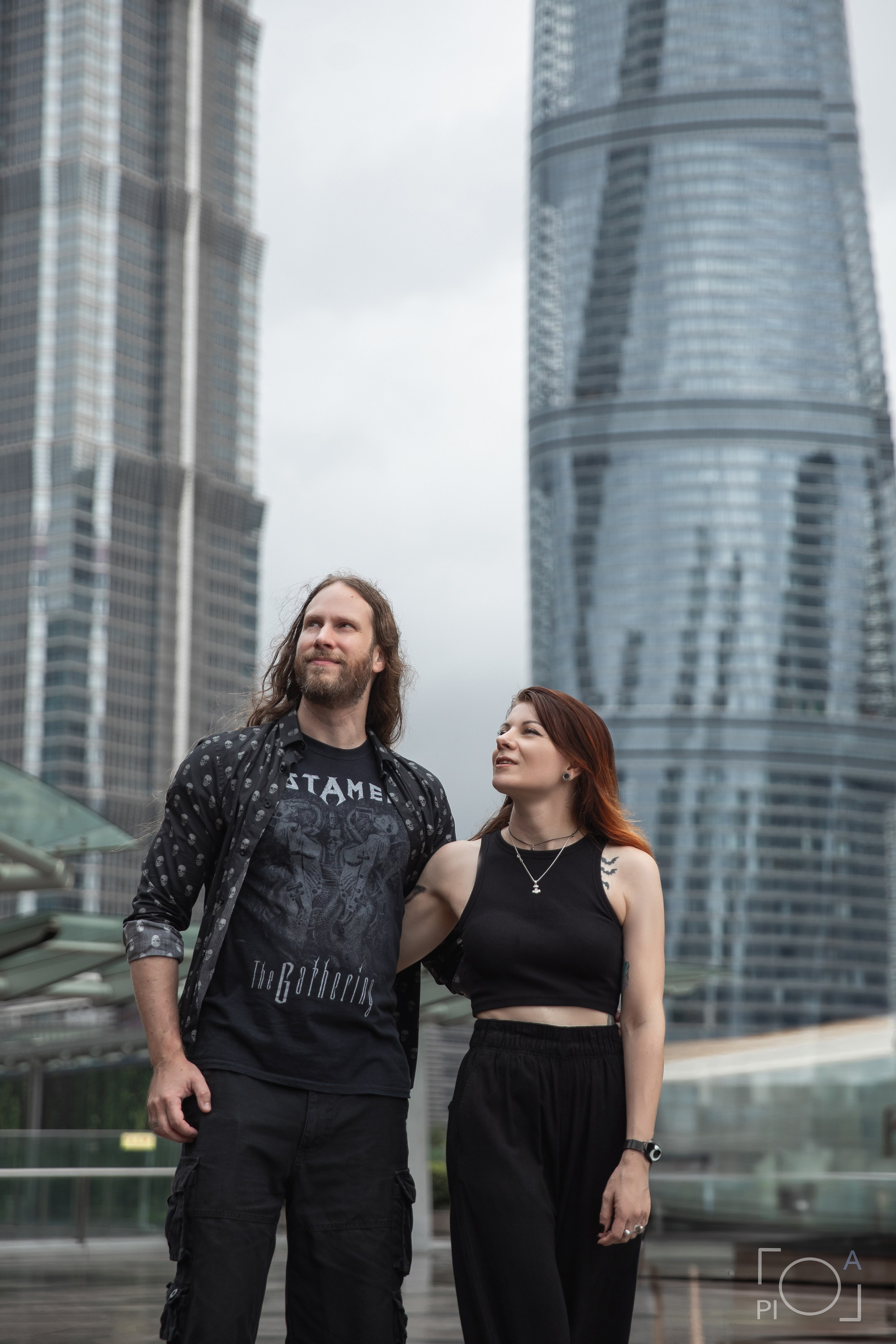 Влюбленная пара - мужчина и женщина. Шанхай, дождлива погода, ветер