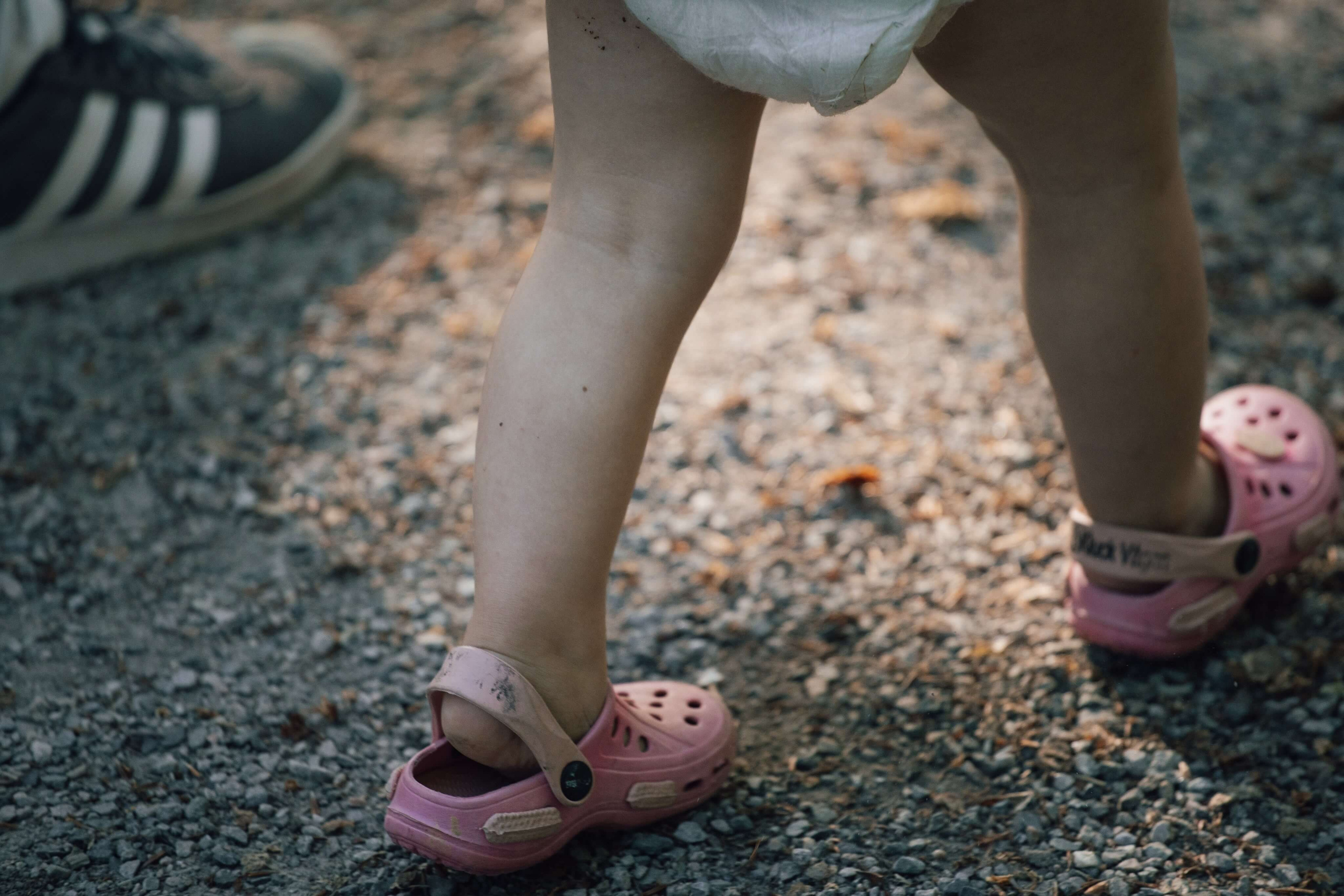 Lillw føtter på tur