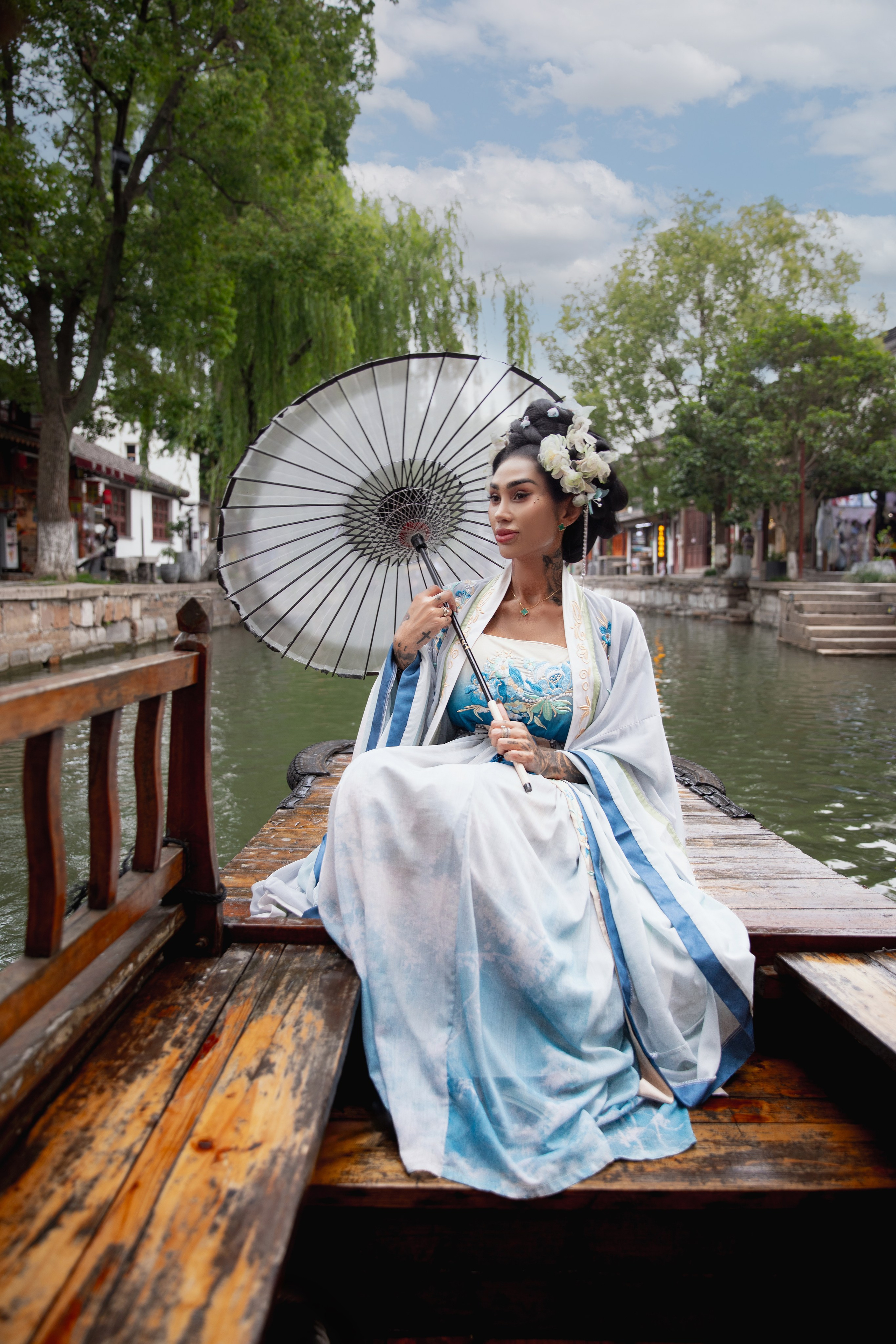 фотосессия в традиционной водной деревне - китайской Венеции - Чжуцзяцзяо. Девушка в традиционном китайском наряде с китайским белым зонтиком