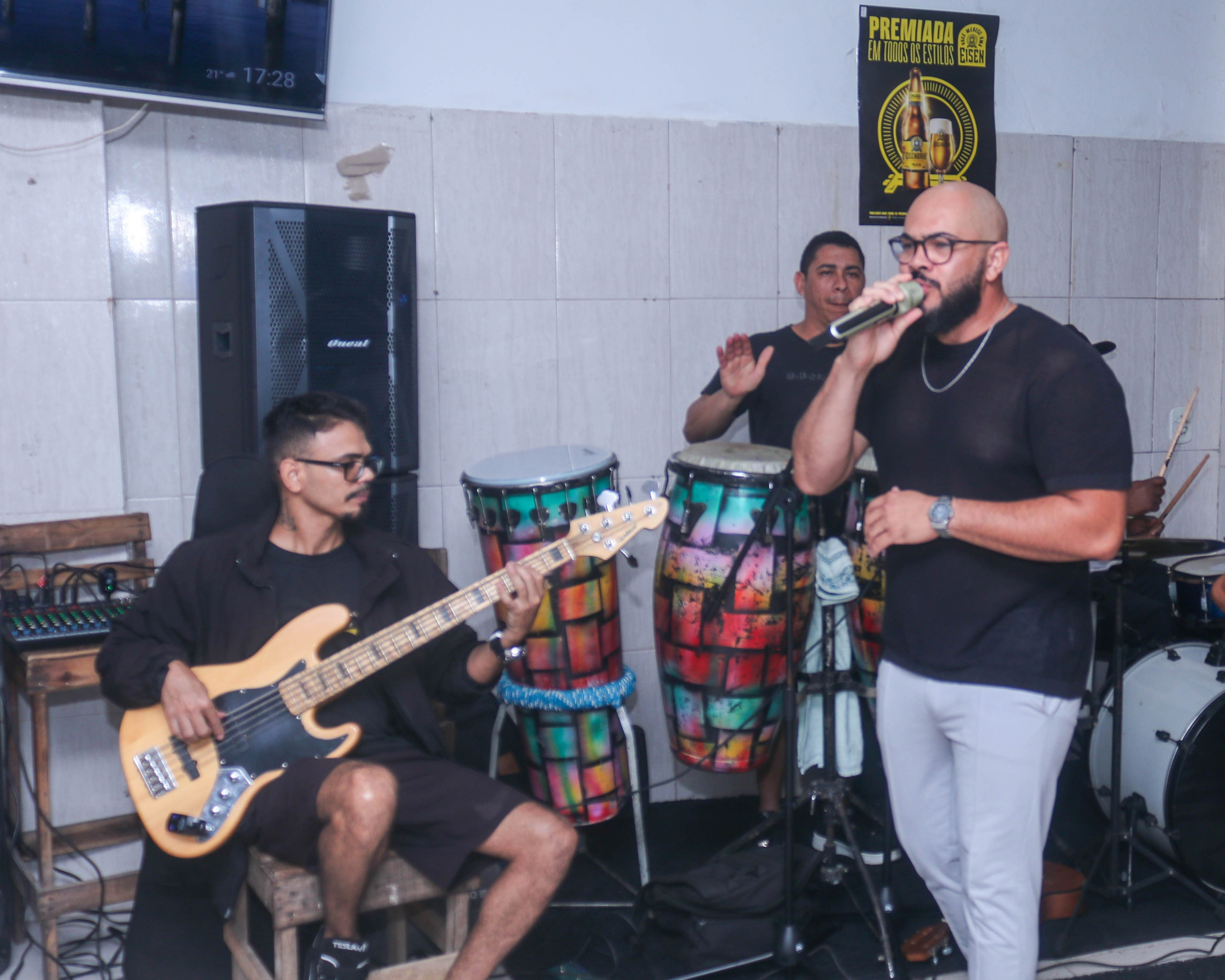 Nesta imagem temos Elias e Cardoso durante o show do dia 23/05/2026 no Skinão. 🎸🔥📸Um registro cheio de energia, talento e muita música boa, marcando mais uma grande noite de apresentação, animação e conexão com o público.