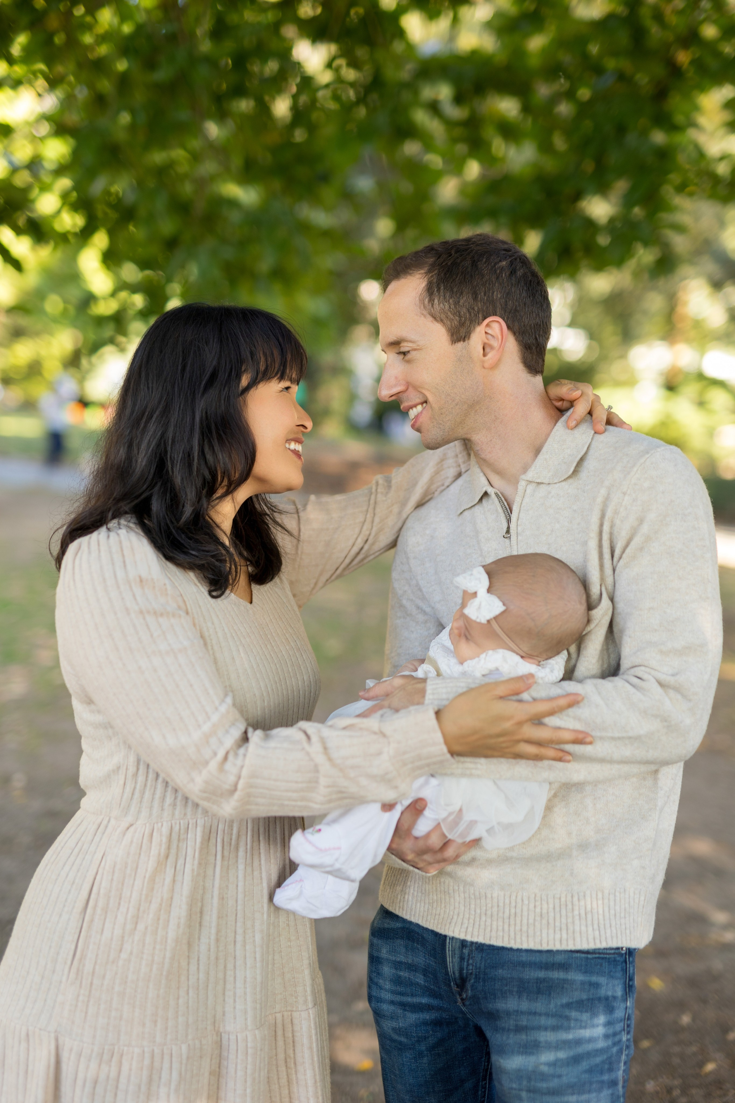 Family photoshoot in Carl Schurz Park. Family, lifestyle, and commercial photography in New York and New Jersey
