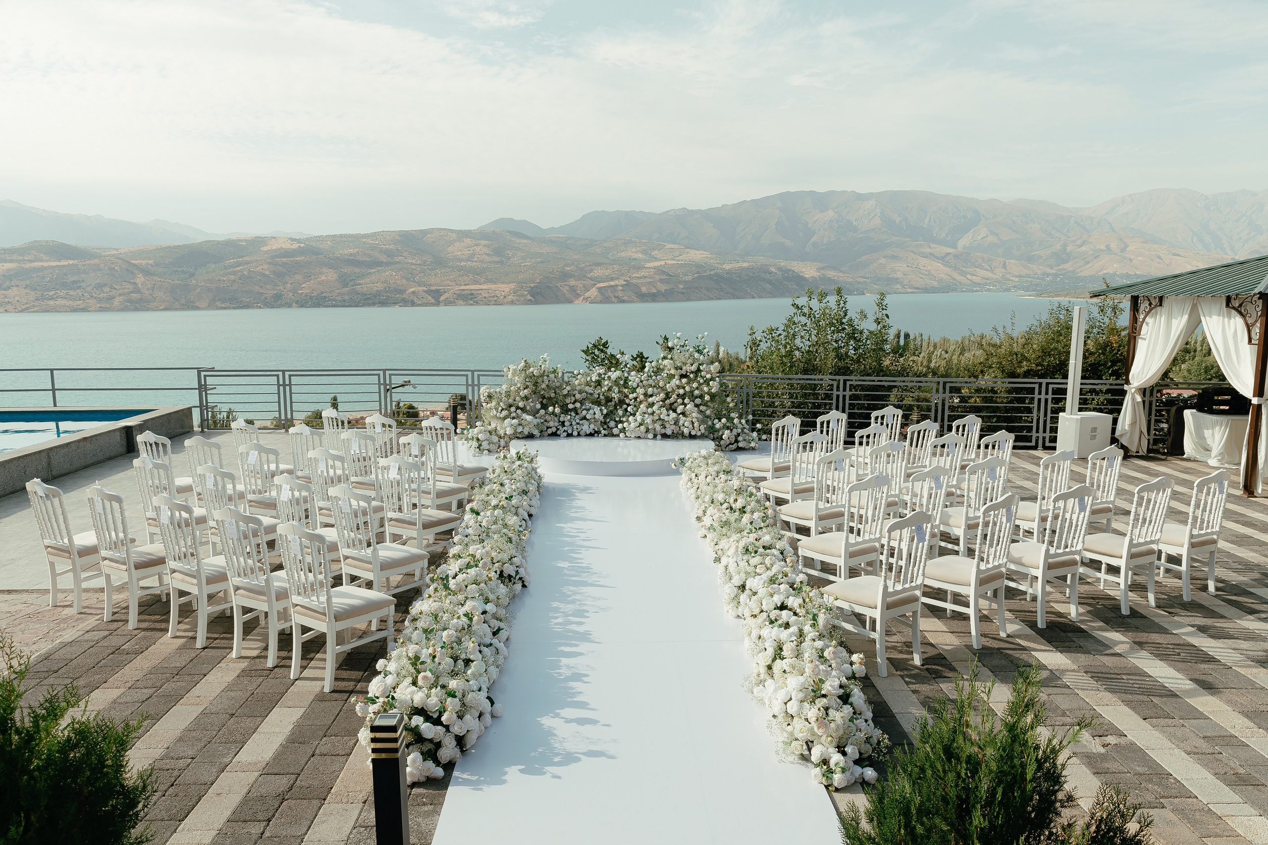 Thomas & Suyumbika. Главная