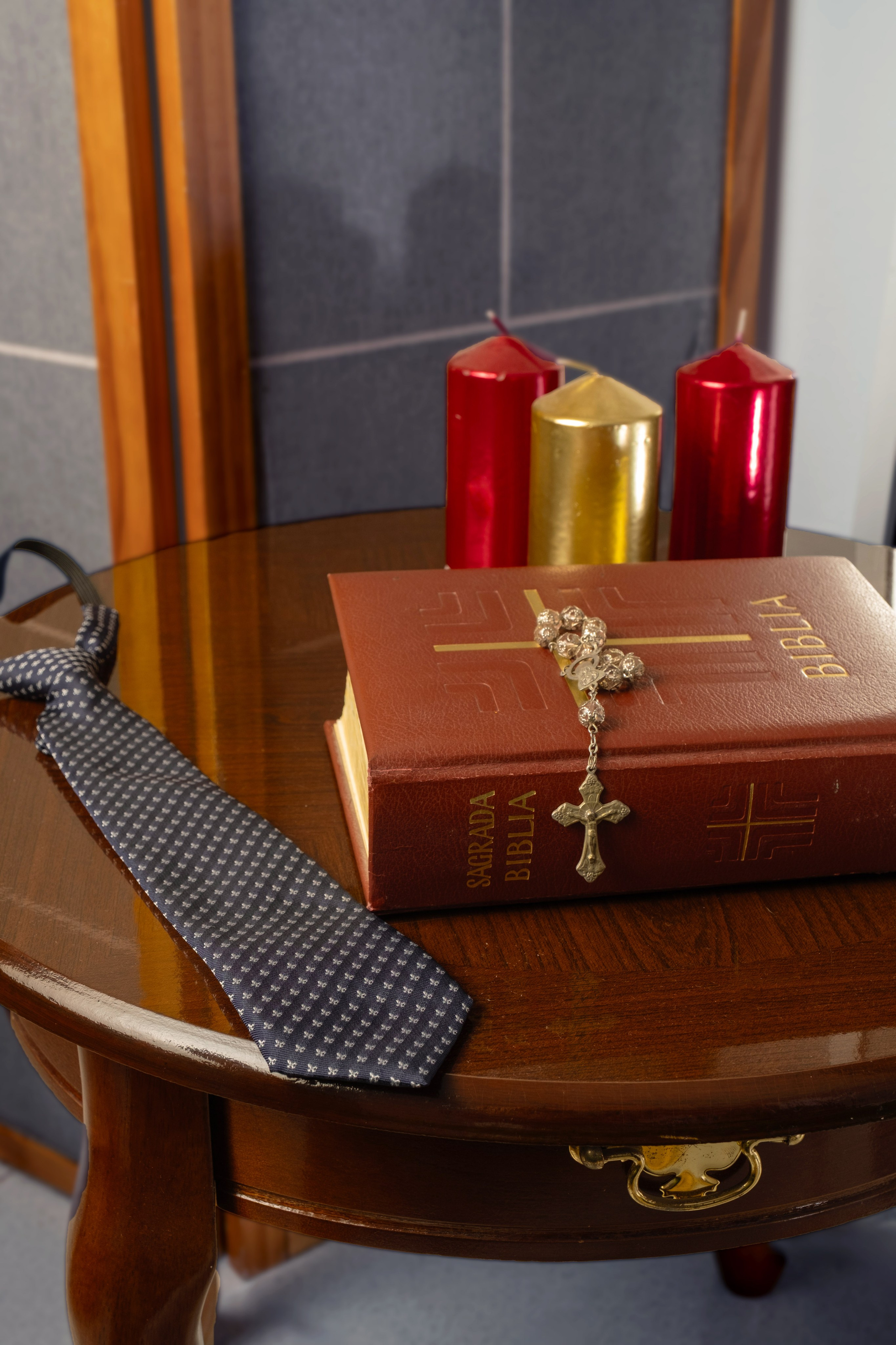 Detalle artístico del vestido de comunión en fotografía infantil en Telde