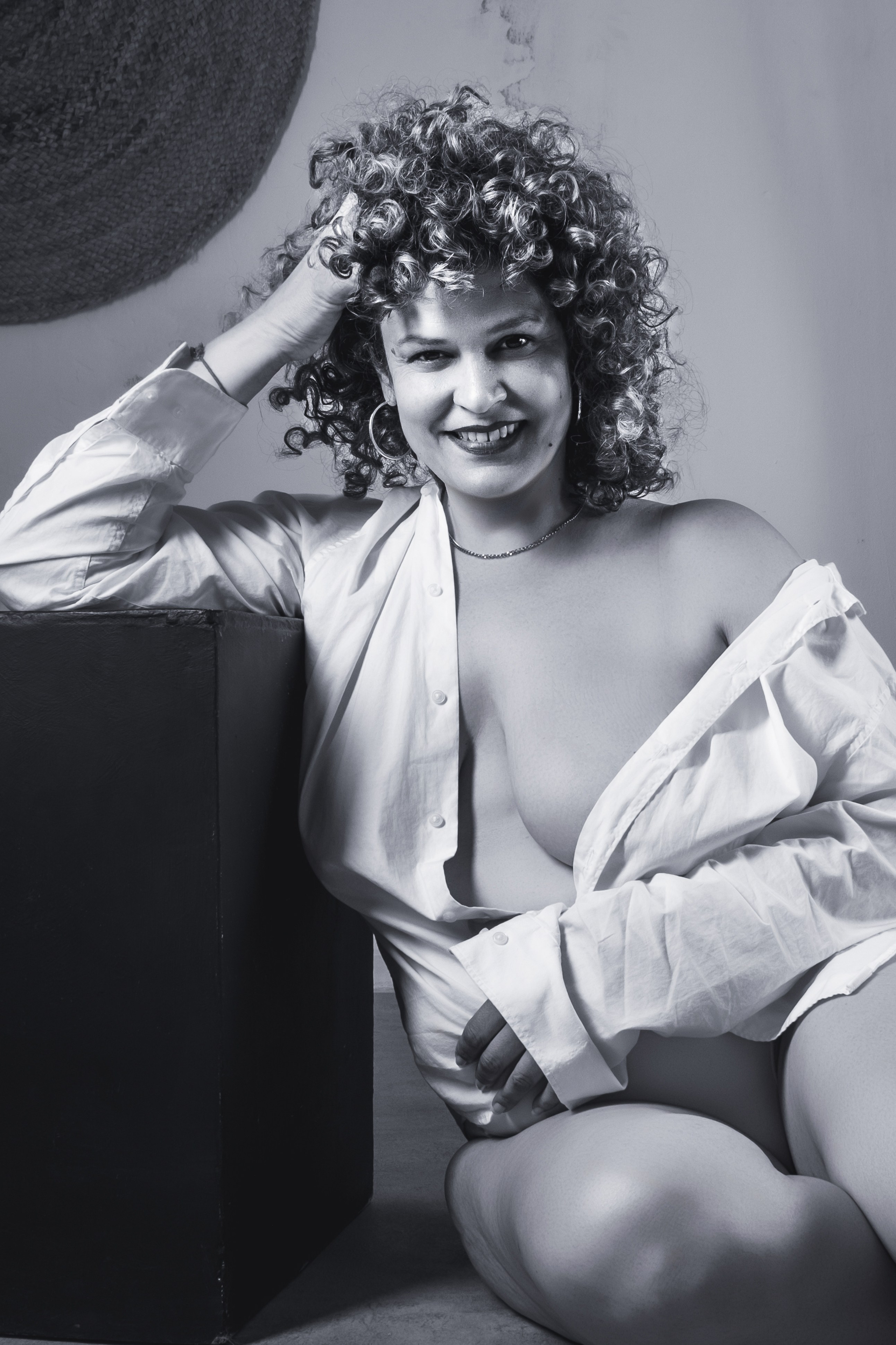 Retrato boudoir femenino en Gran Canaria, luz natural y composición íntima