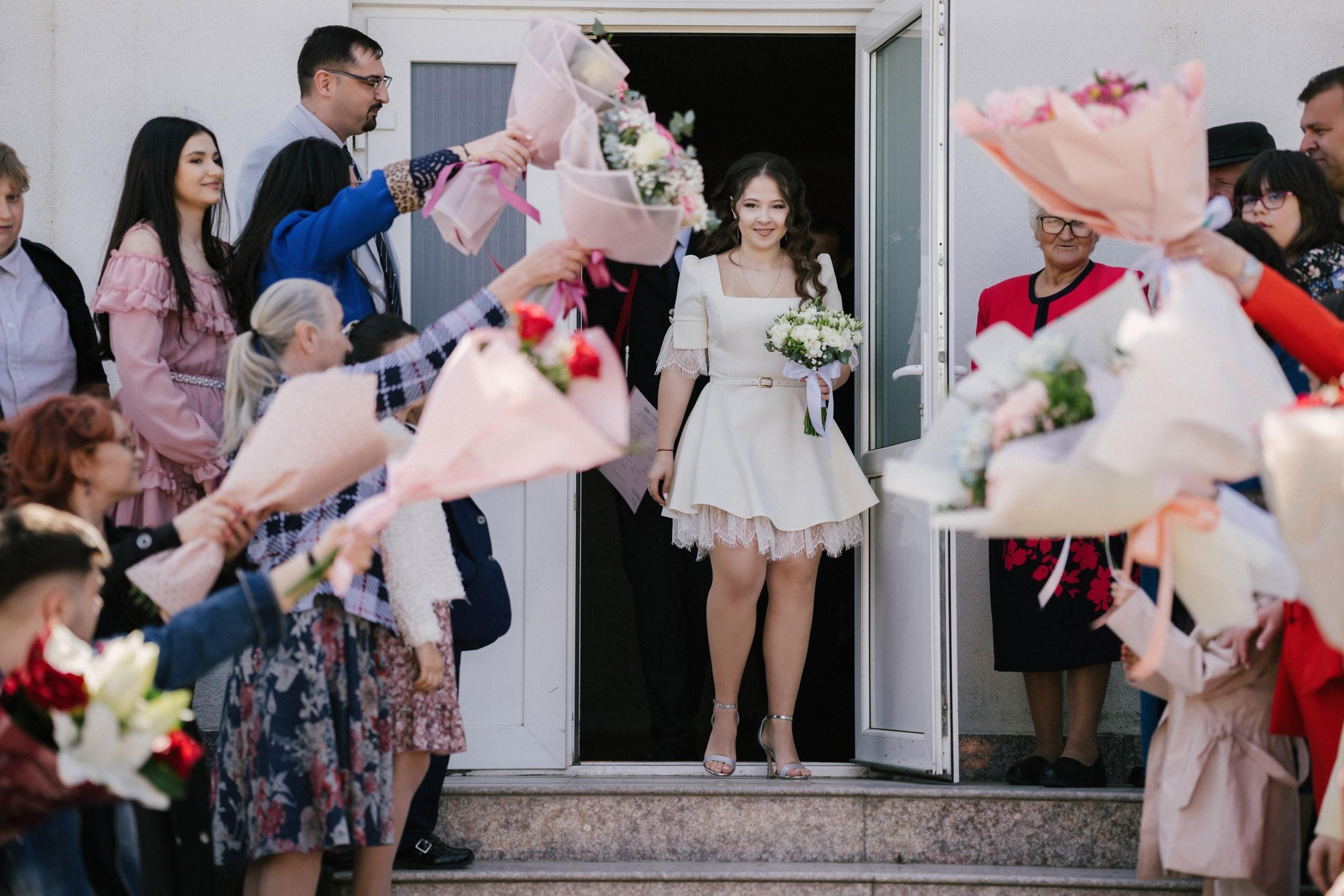 Povestitor prin fotografie - Fotograf nuntă Botoșani  – Alin Chirilă -* Gabriel și Denisa la starea civilă în Unțeni Botoșani, fotografie de cuplu pe scări elegante, Alin Chirilă fotograf* Mire și mireasă după cununia civilă în comuna Unțeni Botoșani, ședință foto realizată de AlinoFotoStudio* Fotograf stare civilă Botoșani, Gabriel și Denisa privindu-se cu drag pe scările locației de eveniment* Cuplu proaspăt căsătorit la cununia civilă Unțeni, fotografie romantică realizată de Alin Chirilă fotograf* Gabriel și Denisa după ceremonia civilă, ședință foto la Restaurant Luceafărul Popas Cucorăni* Fotograf evenimente Botoșani, stare civilă Unțeni, mire și mireasă în cadru elegant și luminos* Mire în uniformă și mireasă cu buchet alb, fotografie de nuntă civilă în județul Botoșani* AlinoFotoStudio portret de cuplu la stare civilă, Gabriel și Denisa în ziua logodnei civile* Fotograf cununie civilă Botoșani, moment romantic surprins la Popas Cucorăni Luceafărul* Gabriel și Denisa și-au spus da la Unțeni Botoșani, amintiri fotografice naturale și elegante* Mireasă cu păr ondulat și mire în uniformă militară, fotografie de cuplu la stare civilă* Alin Chirilă povestitor prin fotografie, cununie civilă Gabriel și Denisa în Botoșani* Ședință foto de stare civilă Botoșani, cuplu pe scări decorative într-un cadru rafinat* Fotograf nuntă și stare civilă Suceava Botoșani Iași, Gabriel și Denisa în ziua cea mare* Imagine romantică de la cununia civilă Unțeni, mire și mireasă zâmbind unul către celălalt, fotograf uvertura mall Botoșani, fotograf mall- servicii foto- video Botoșani 