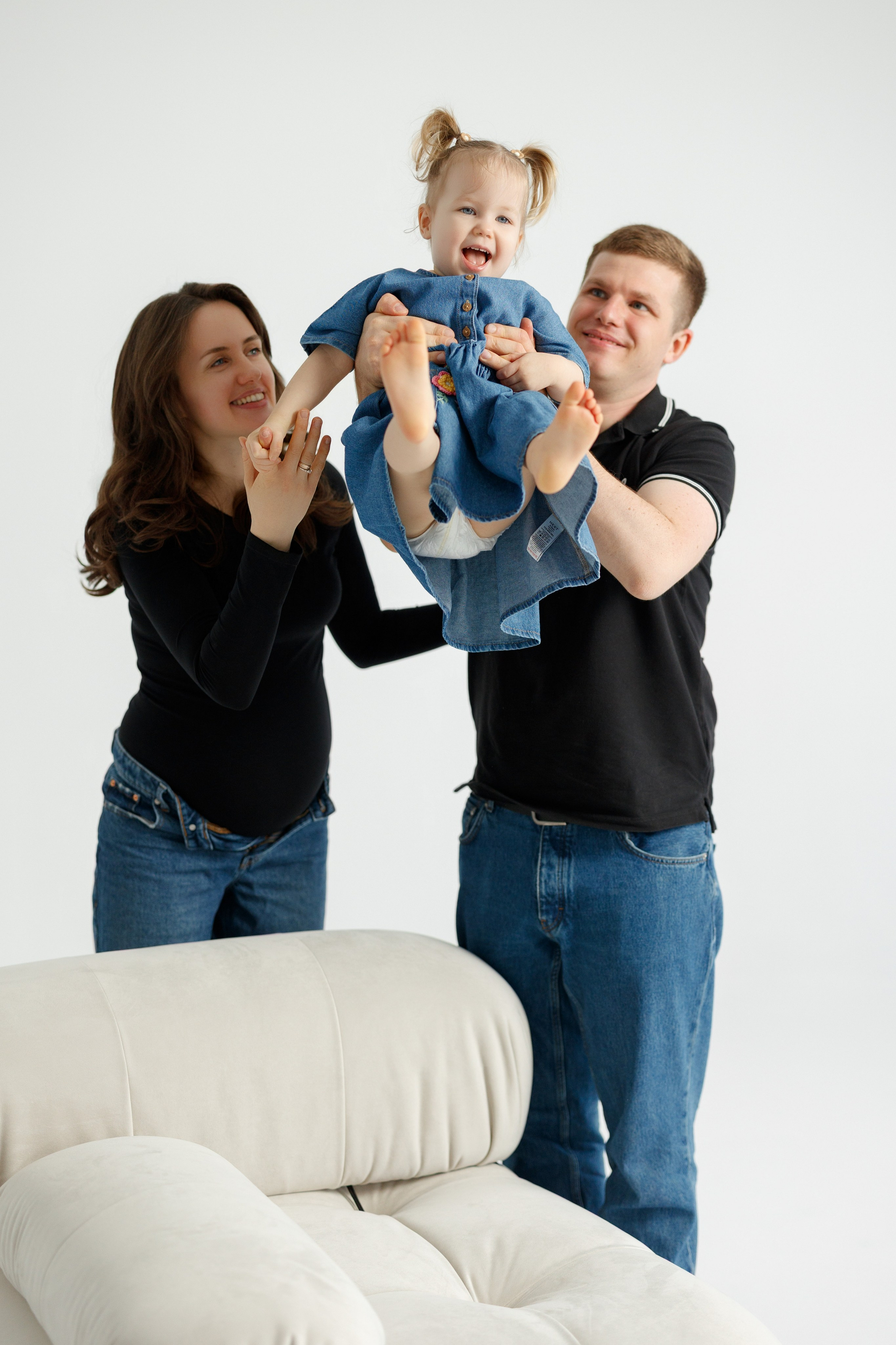 Ședință Foto de Familie — Stil Minimalist pe Fundal Alb. Scarlat Photography