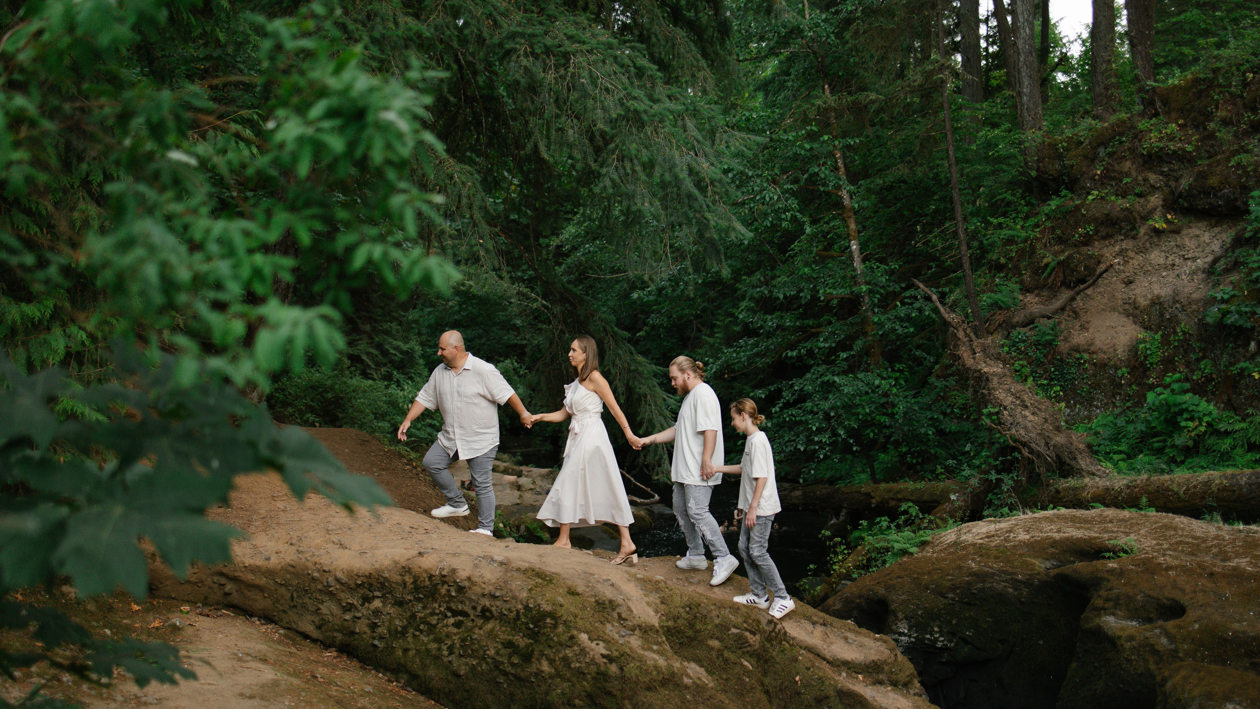 Solitude in the Embrace of Nature. Family photographer Oregon — Washington