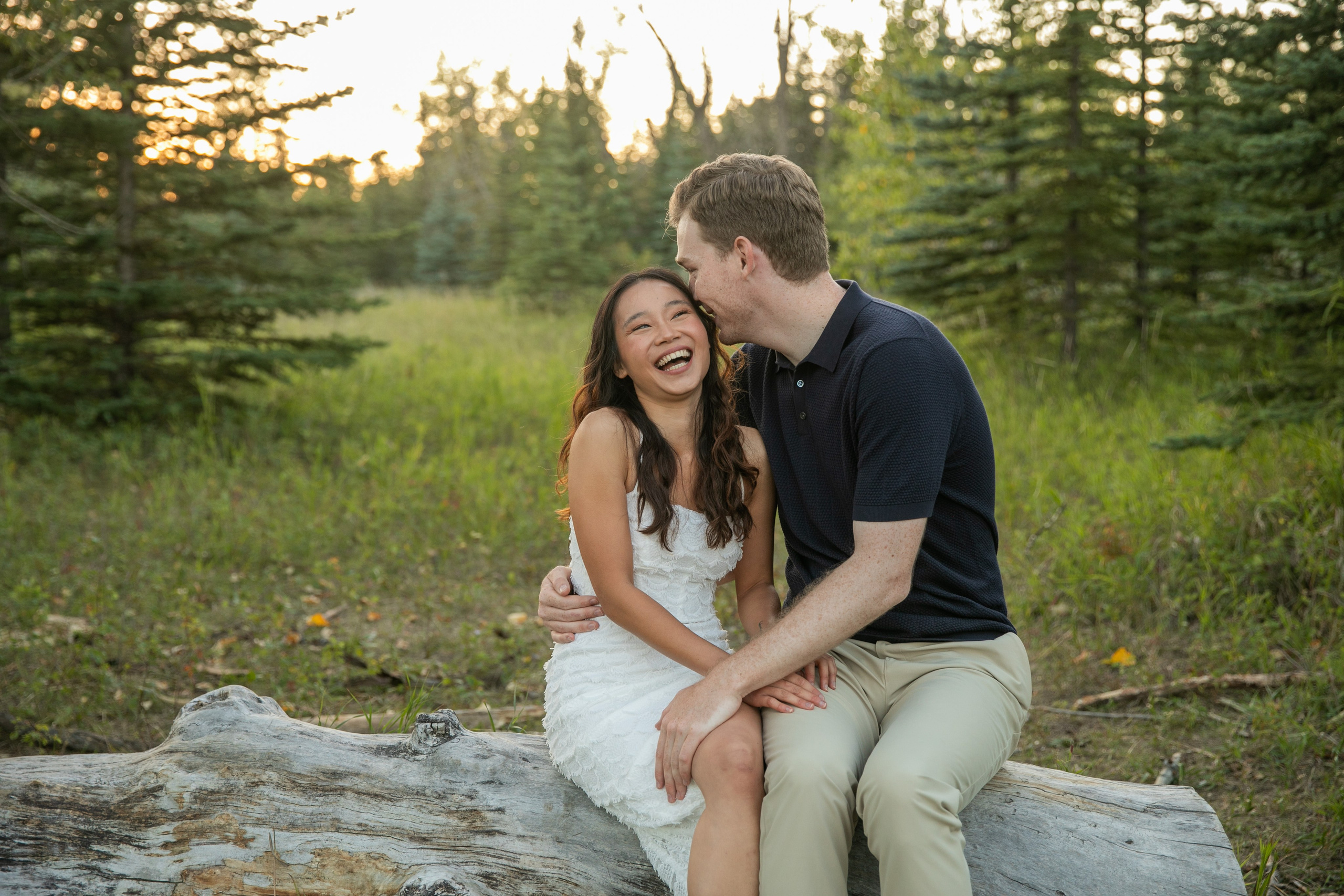 Cian & Phobe — Engagement Photos. Fotografía accesible en Calgary