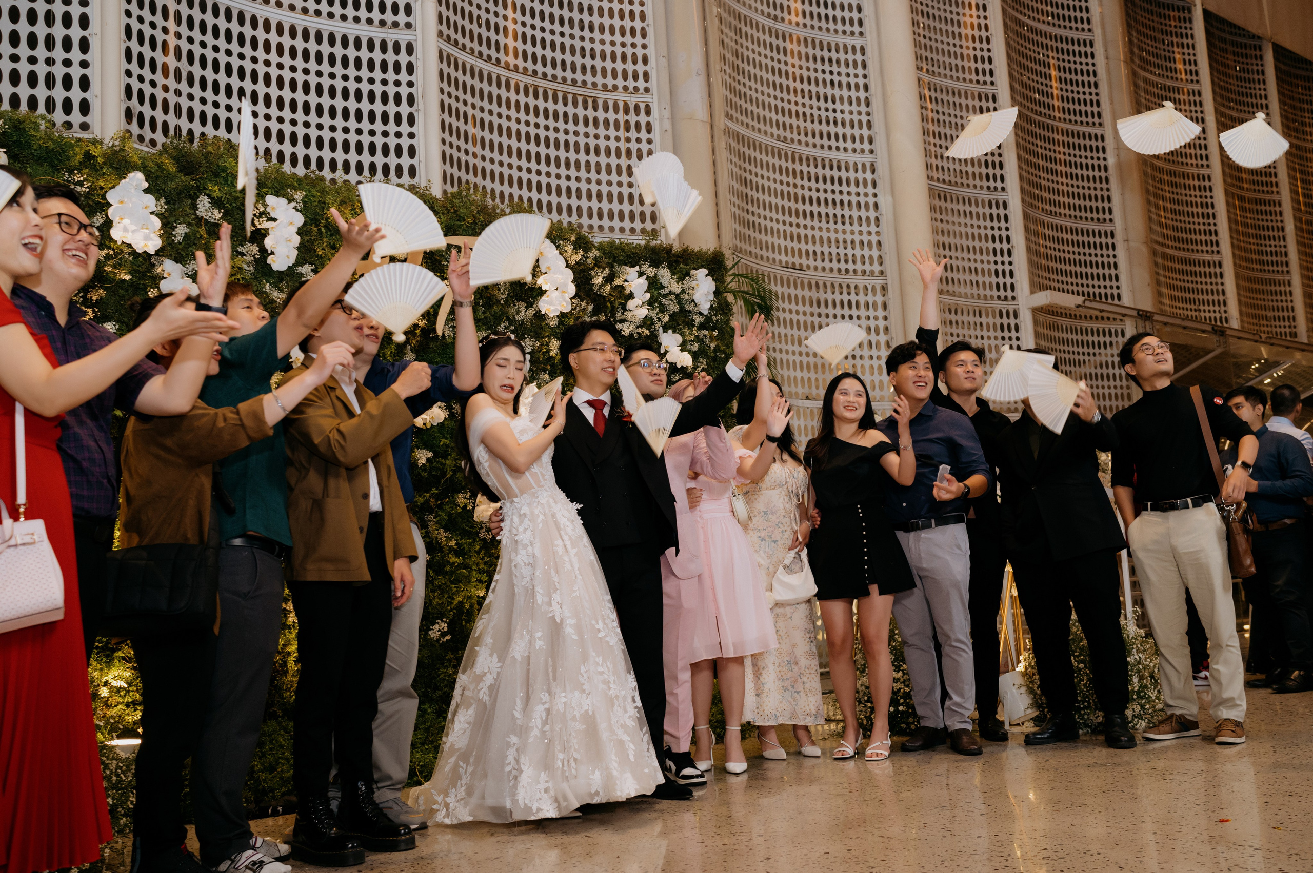 DAT & TU / Wedding Party. Saigon Wedding Present | Art Beyond Moments