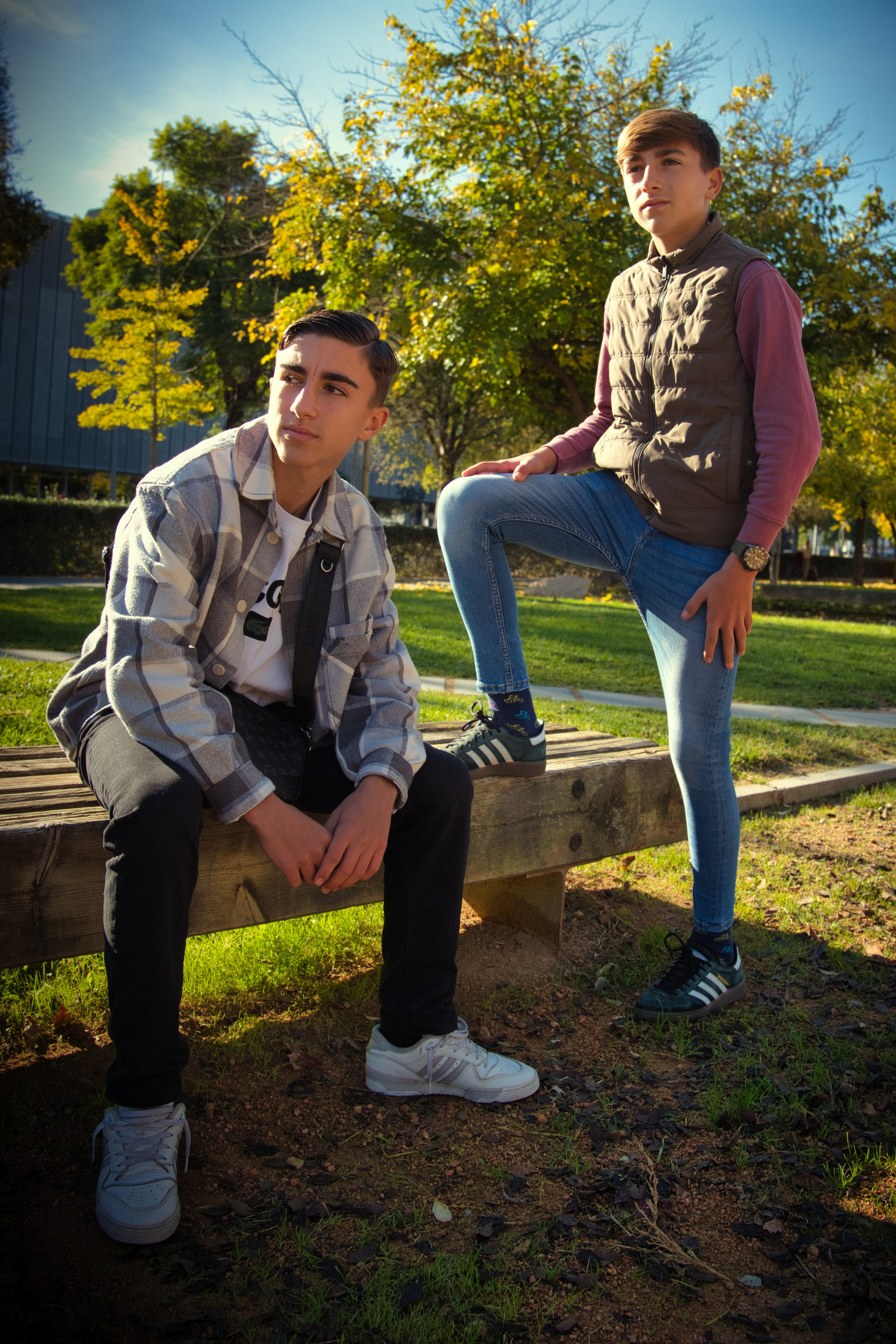 Retrato artístico en exteriores capturado con estilo profesional.