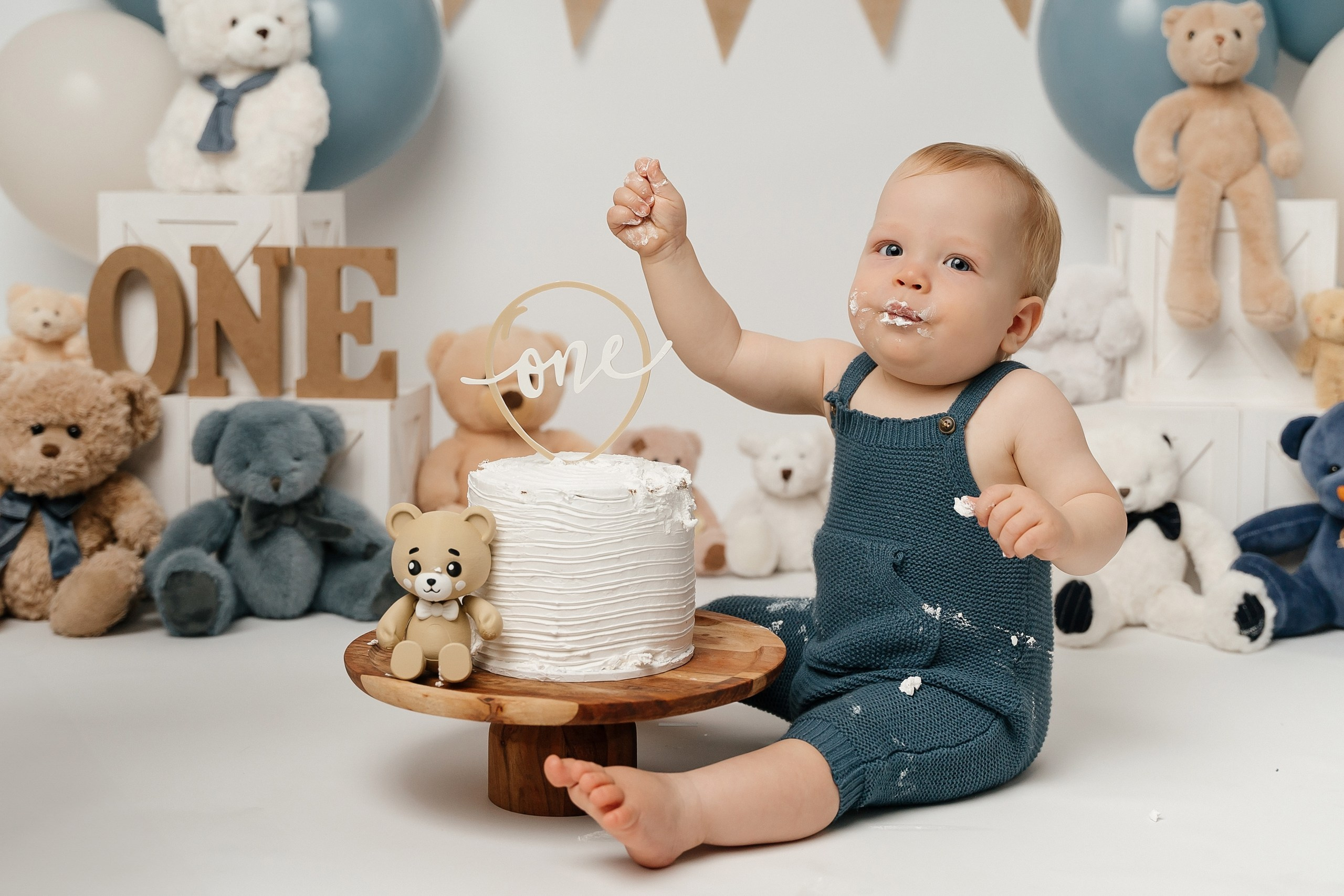 First birthday cake smash session. Newborn and family photographer. Hills District. Sydney