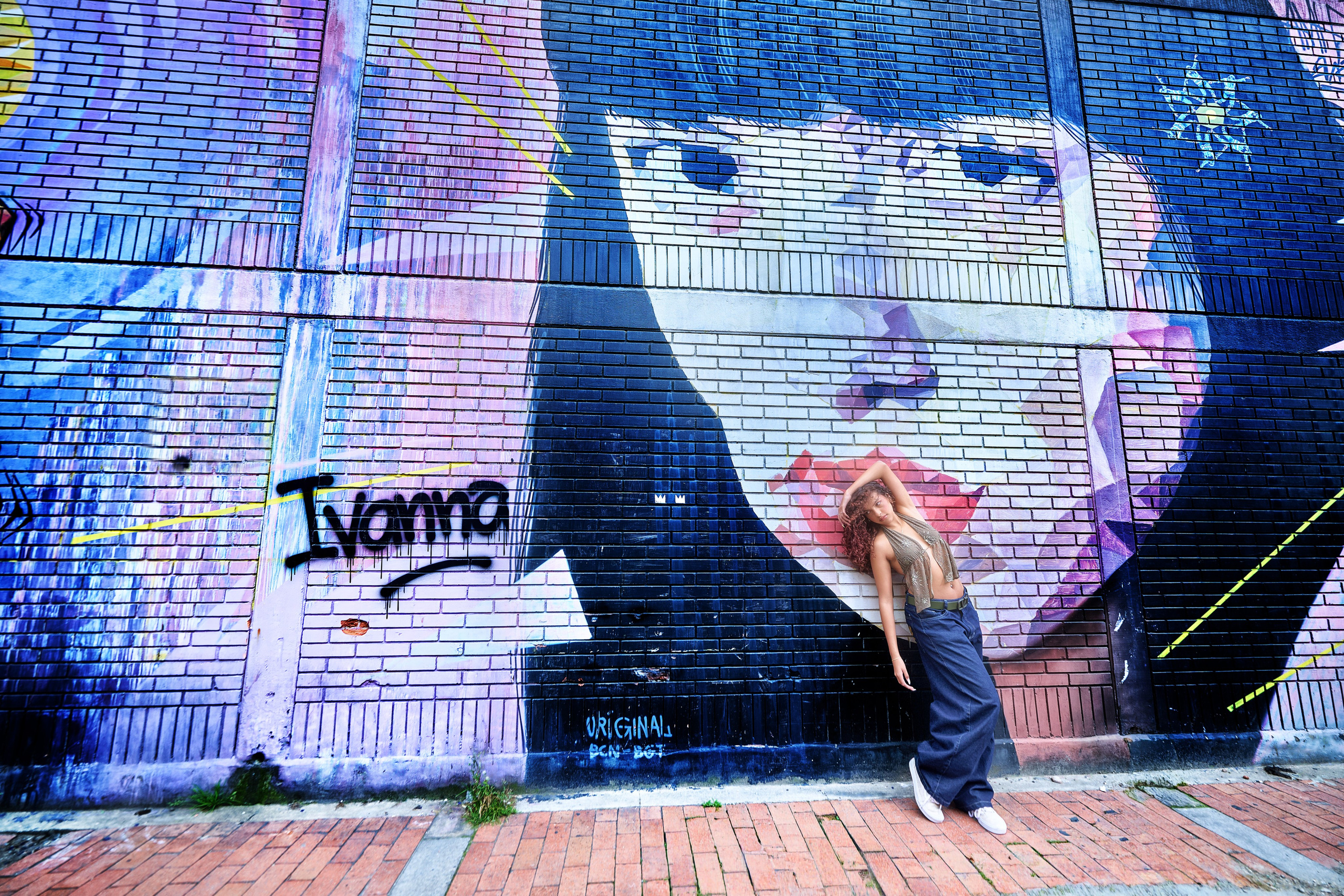 Sesión de fotos pre-quince de Ivanna frente a murales artísticos en Distrito Graffiti Bogotá.