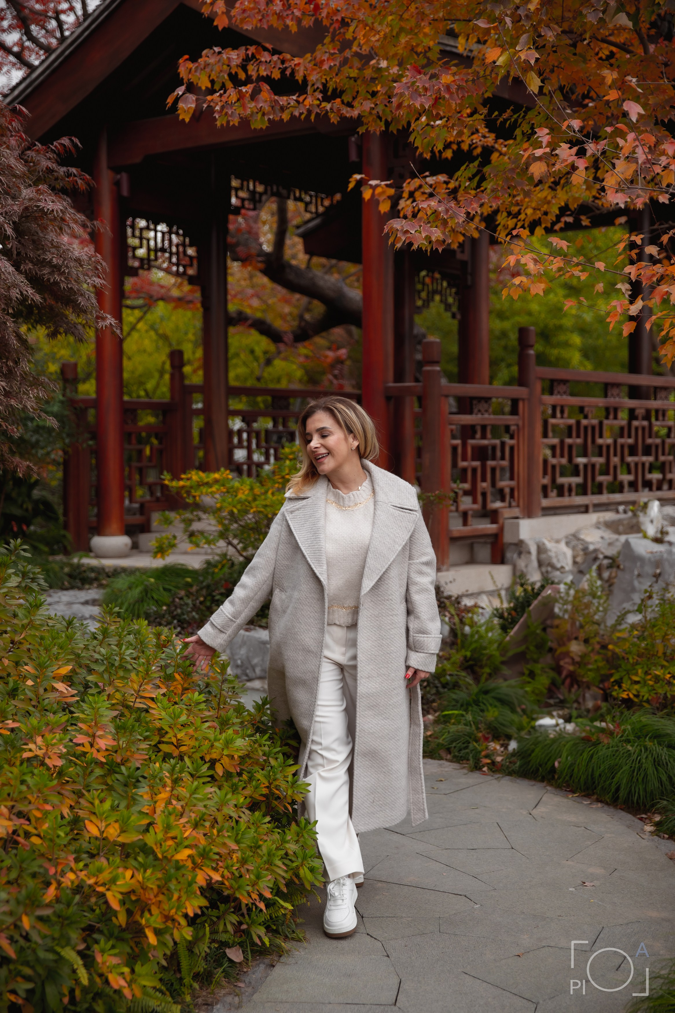 красивая девушка в китайском саду