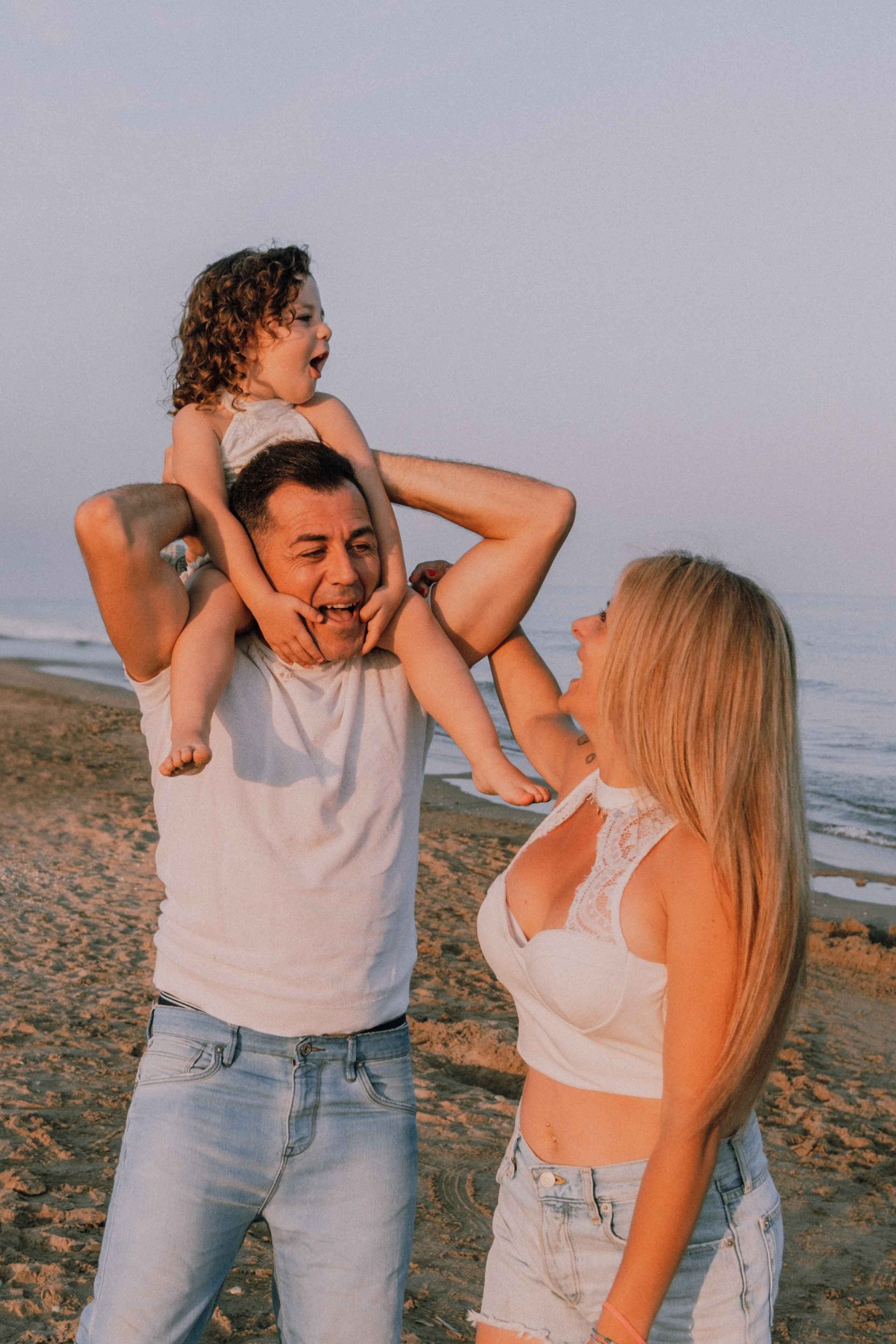 Sesión familiar en la playa. Fotografía profesional en Calafell - Elena Medvedeva