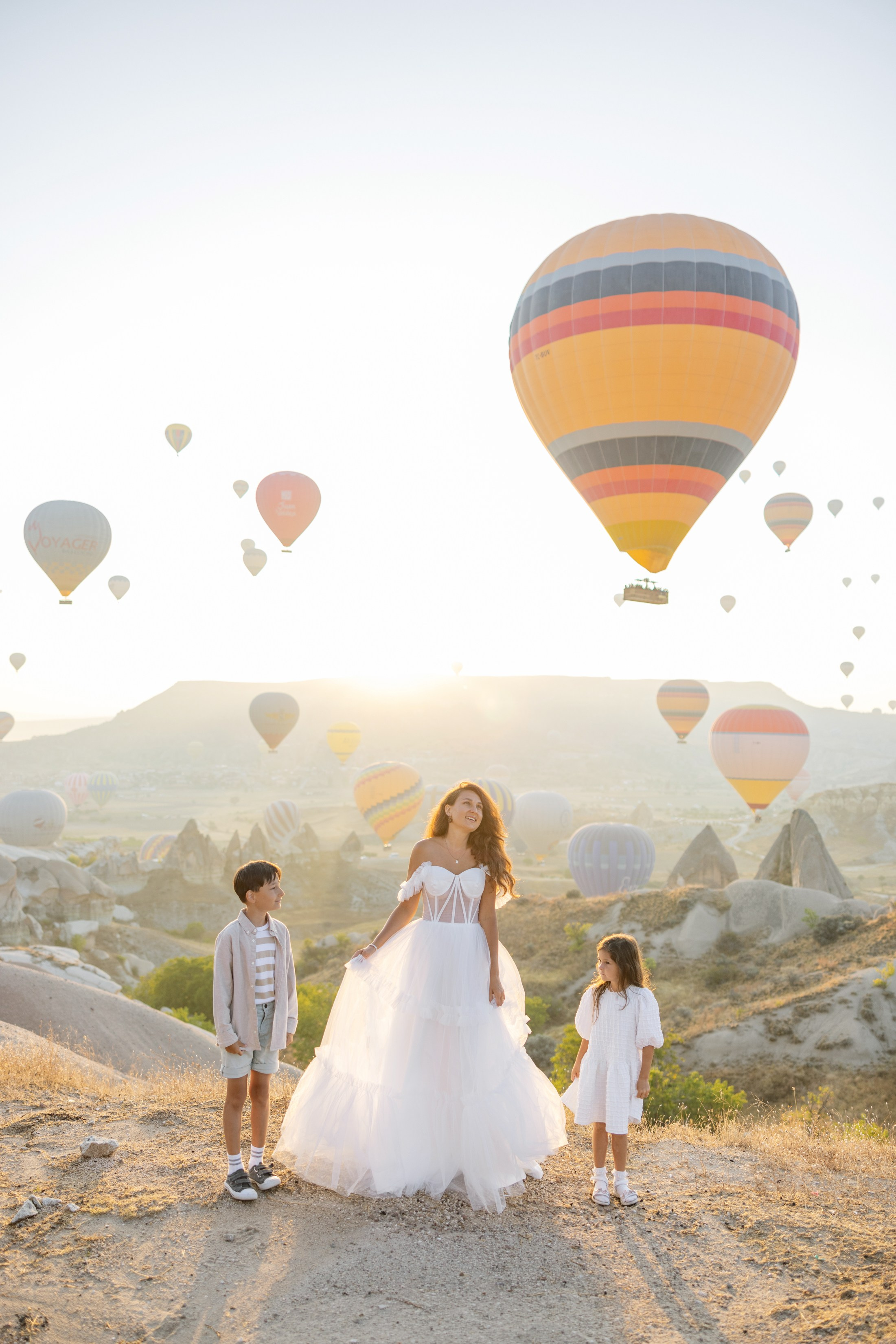 Family Photoshoot at Sunrise with Cappadocia’s Hot Air Balloons. Julia Ganch I Fashion Wedding Photography I Cappadocia Turkey