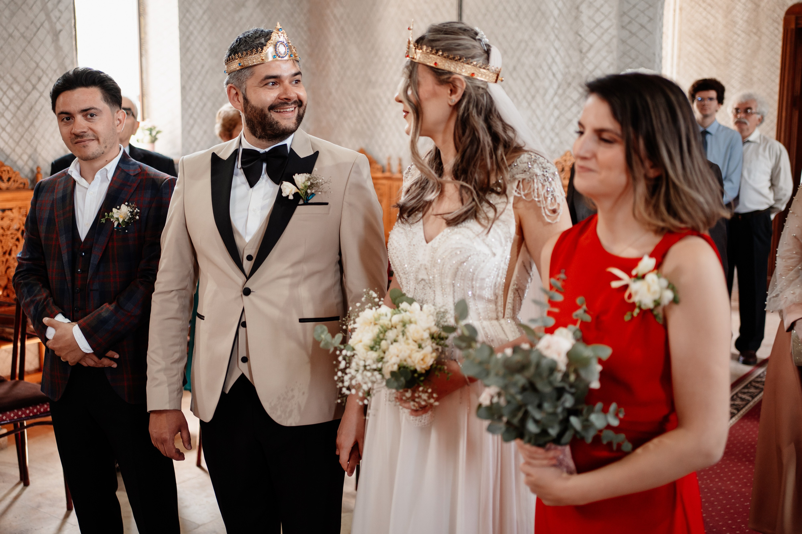 Moment emoționant între miri în ziua nunții, surprins într-un cadru natural și romantic, la Grădina Lahovari. Fotografie de nuntă profesională, editată artistic pentru a evidenția emoția și eleganța evenimentului.