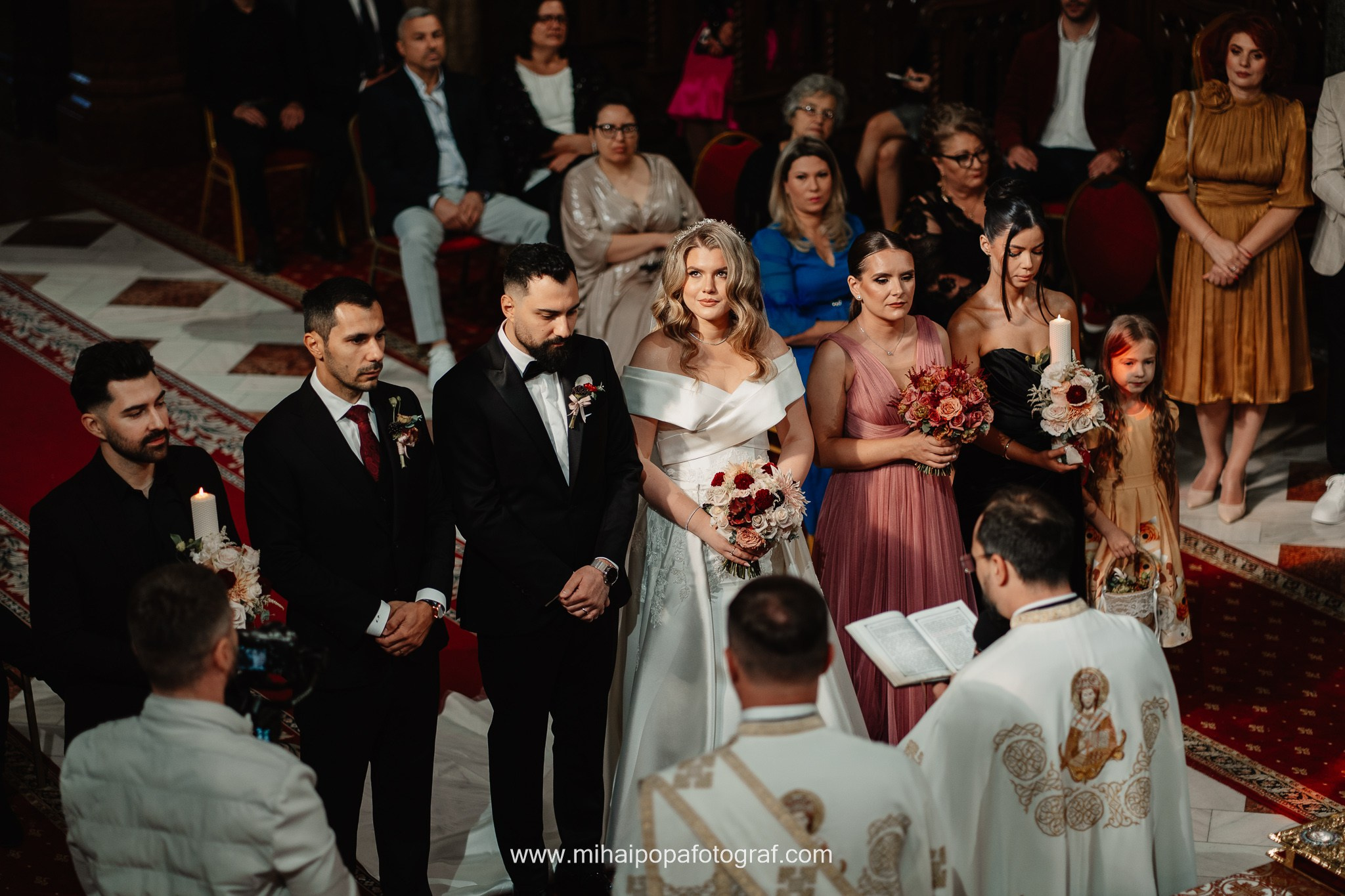 Moment emoționant între miri în ziua nunții, surprins într-un cadru natural și romantic, la Daimon Events. Fotografie de nuntă profesională, editată artistic pentru a evidenția emoția și eleganța evenimentului.
