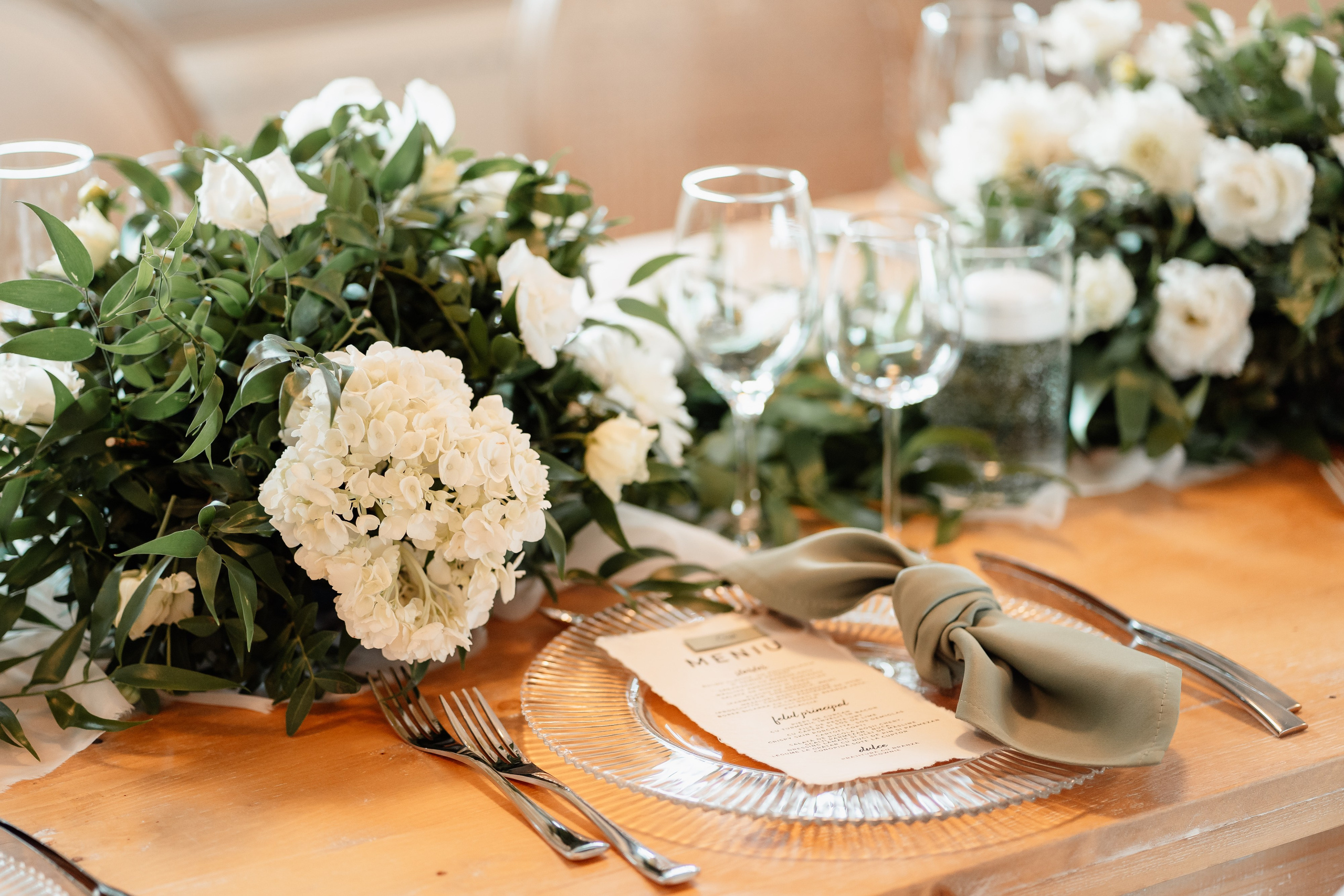 Moment emoționant între miri în ziua nunții, surprins într-un cadru natural și romantic, la Bokka Buftea. Fotografie de nuntă profesională, editată artistic pentru a evidenția emoția și eleganța evenimentului.