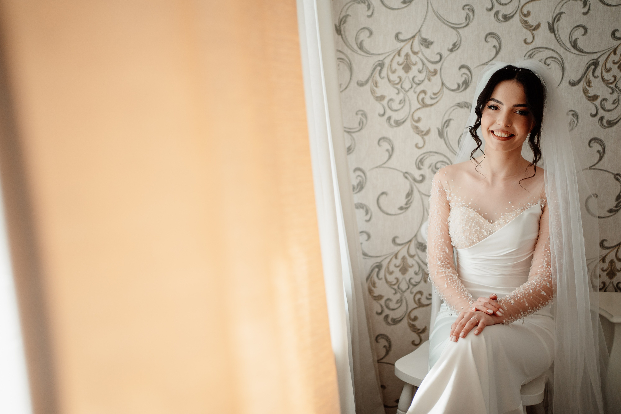 Moment emoționant între miri în ziua nunții, surprins într-un cadru natural și romantic, la Drobeta Turnu Severin. Fotografie de nuntă profesională, editată artistic pentru a evidenția emoția și eleganța evenimentului.