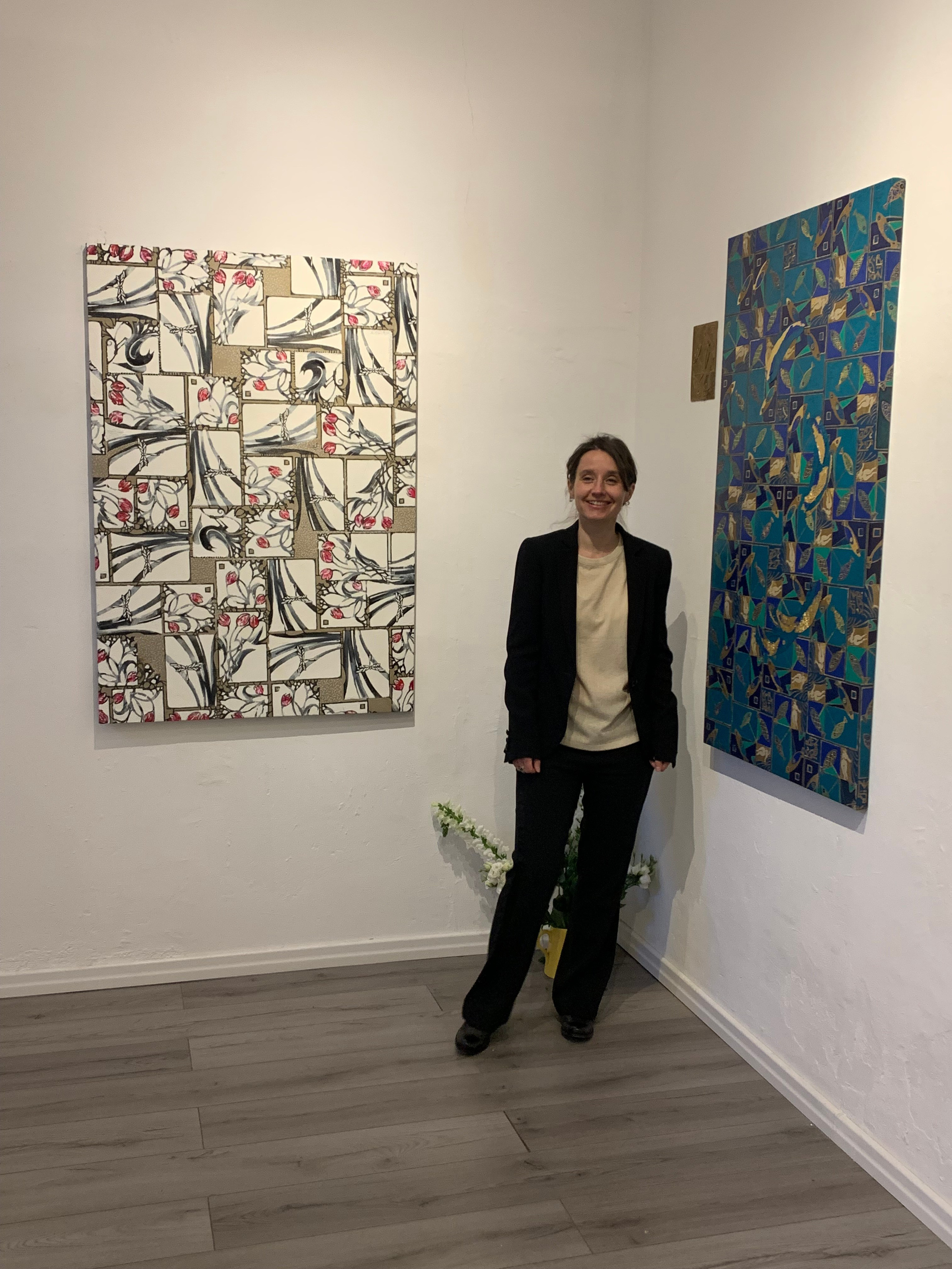 Tela decorativa contemporanea “Merli e Tulipani”, 90×130 cm, linoleografia, ricamo e olio materico su tela, pattern floreale ritmico in bianco e nero con accenti di rosso, ideale per ambienti luminosi e arredi raffinati. Nadia Kuprina