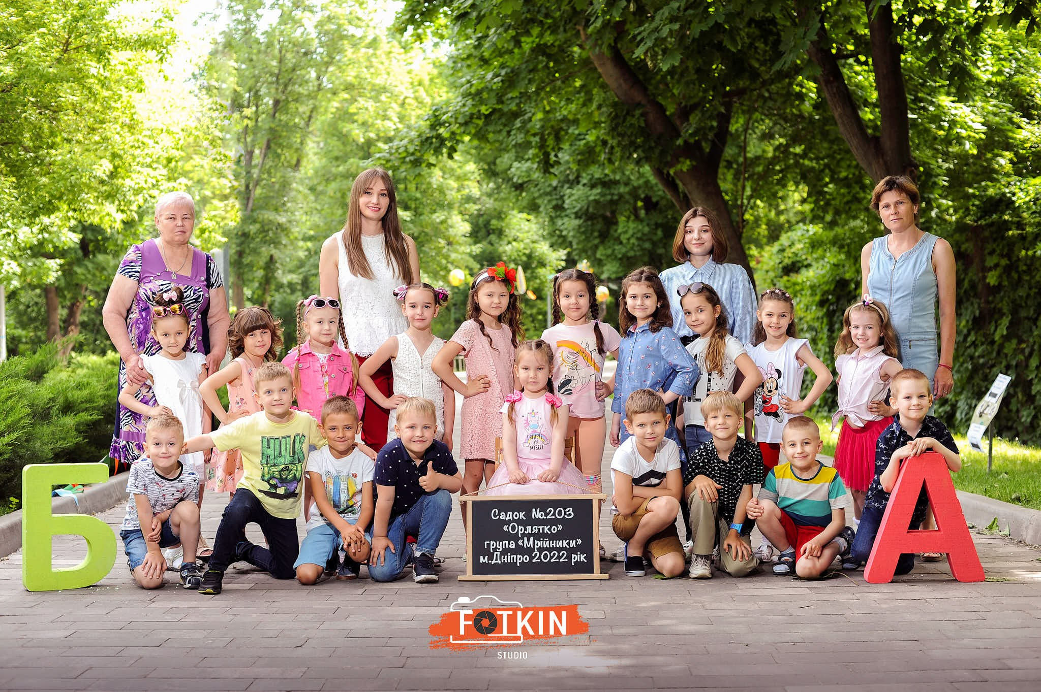 Випускний альбом в дитячому садку на замовлення Київ. Випускні альбоми фотокниги Київ та Дніпро