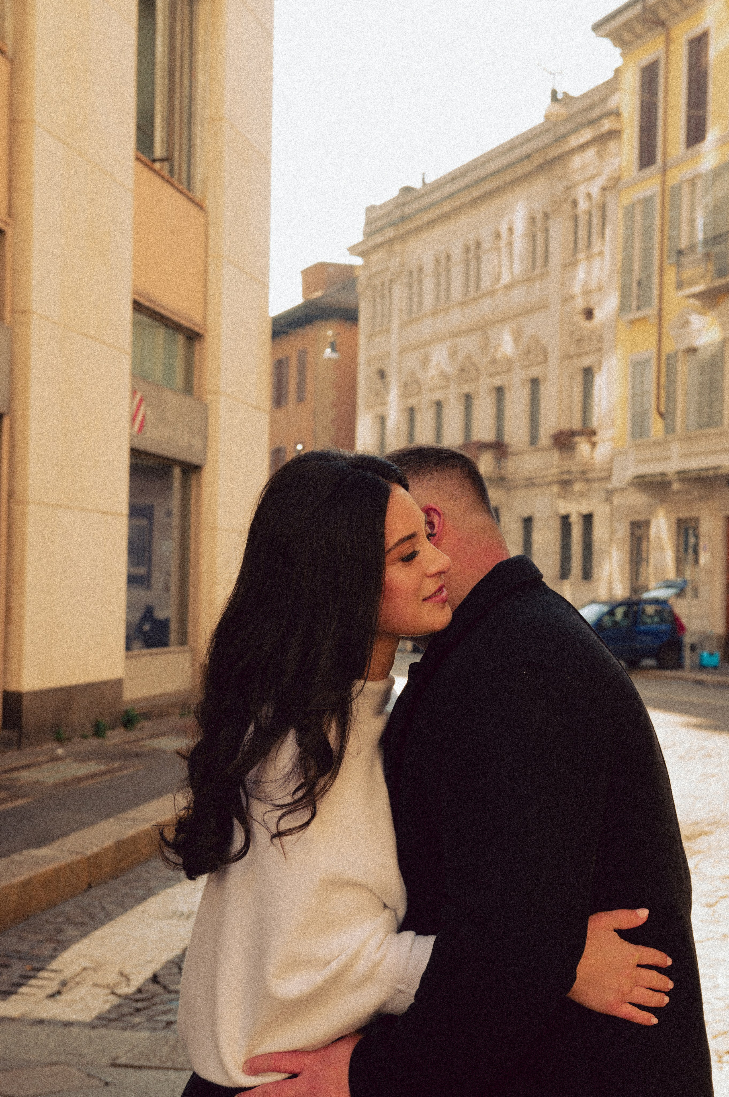 servizio fotografico coppia Milano, coppia innamorata Italia, fotografia naturale di coppia, coppia in movimento Milano, servizio fotografico spontaneo Milano, amore e viaggio Italia, servizio fotografico di coppia Milano, fotografia love story Milano, coppia romantica Italia, ritratto di coppia Milano, primo piano coppia innamorata, fotografia emozionale Milano,