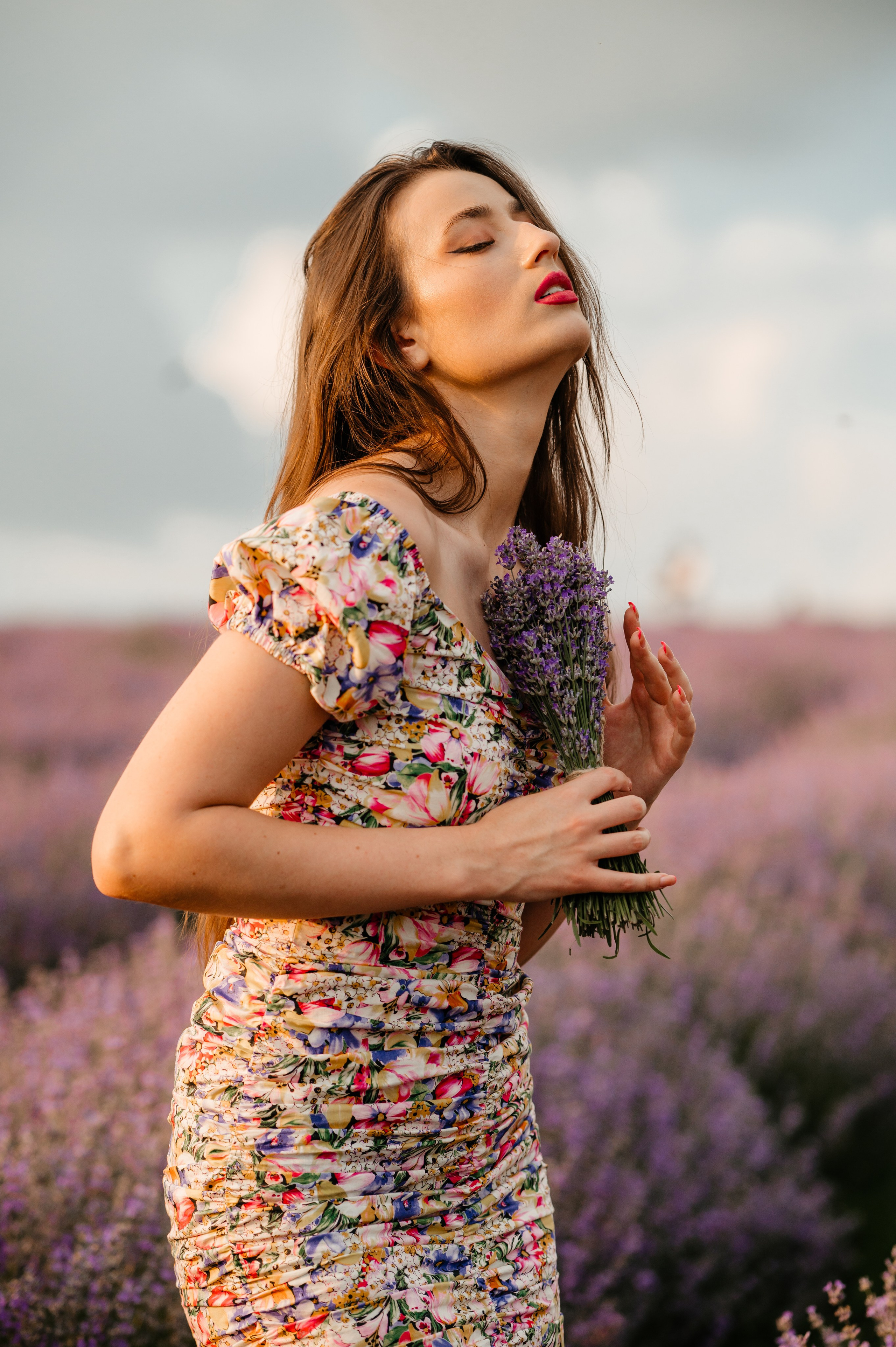 Sedinta foto in lanul de lavanda. Proud Vision Weddings | Wedding Photography & Film — Servicii profesionale Foto Video Nunta Iasi