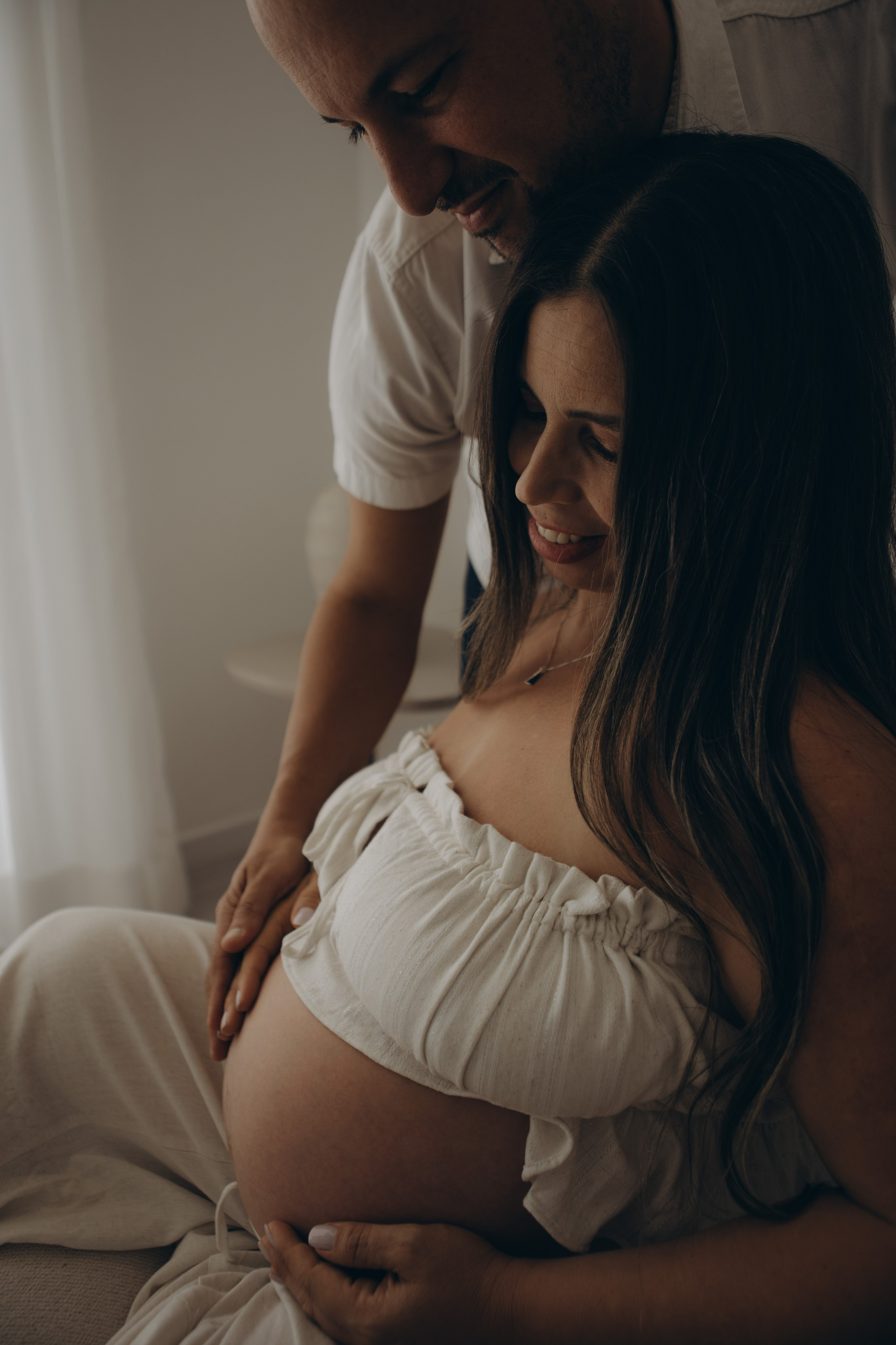 troca afetiva ensaio gestante em estúdio em Sorocaba