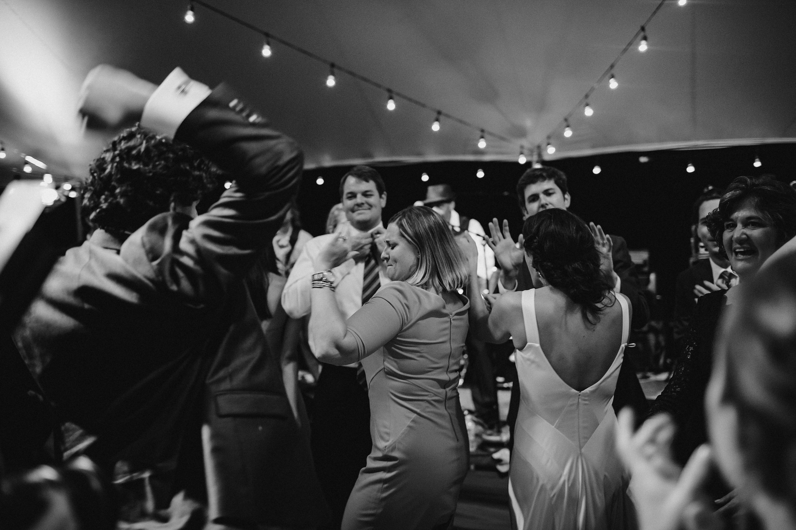 Фотограф в Ирландии Дублин свадьба жених танцы невеста улыбка смех фотки топ свадебных фотографов