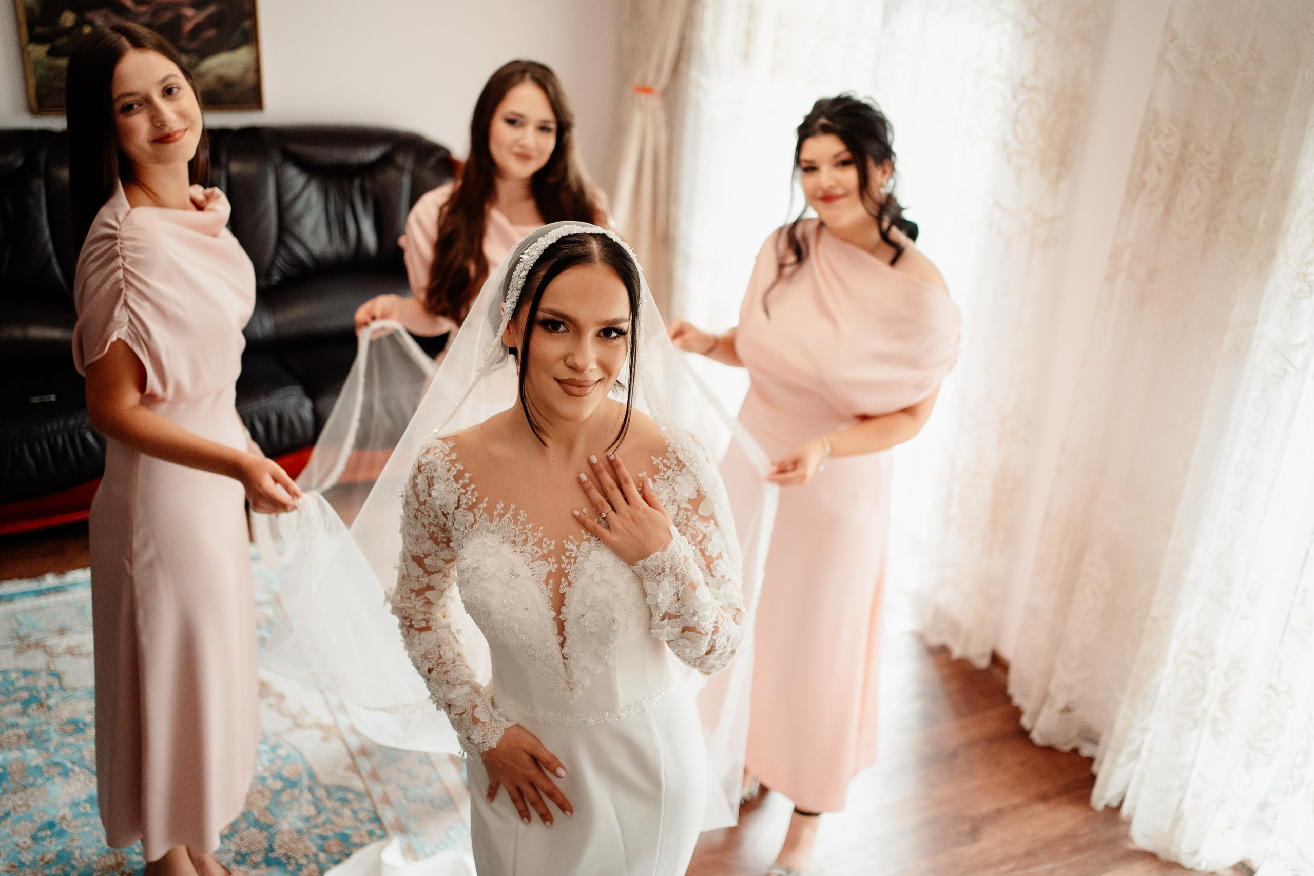 Moment emoționant între miri în ziua nunții, surprins într-un cadru natural și romantic, la Reina Events. Fotografie de nuntă profesională, editată artistic pentru a evidenția emoția și eleganța evenimentului.