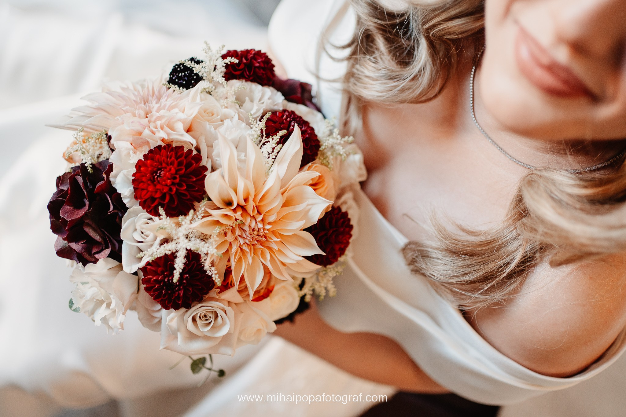 Moment emoționant între miri în ziua nunții, surprins într-un cadru natural și romantic, la Daimon Events. Fotografie de nuntă profesională, editată artistic pentru a evidenția emoția și eleganța evenimentului.