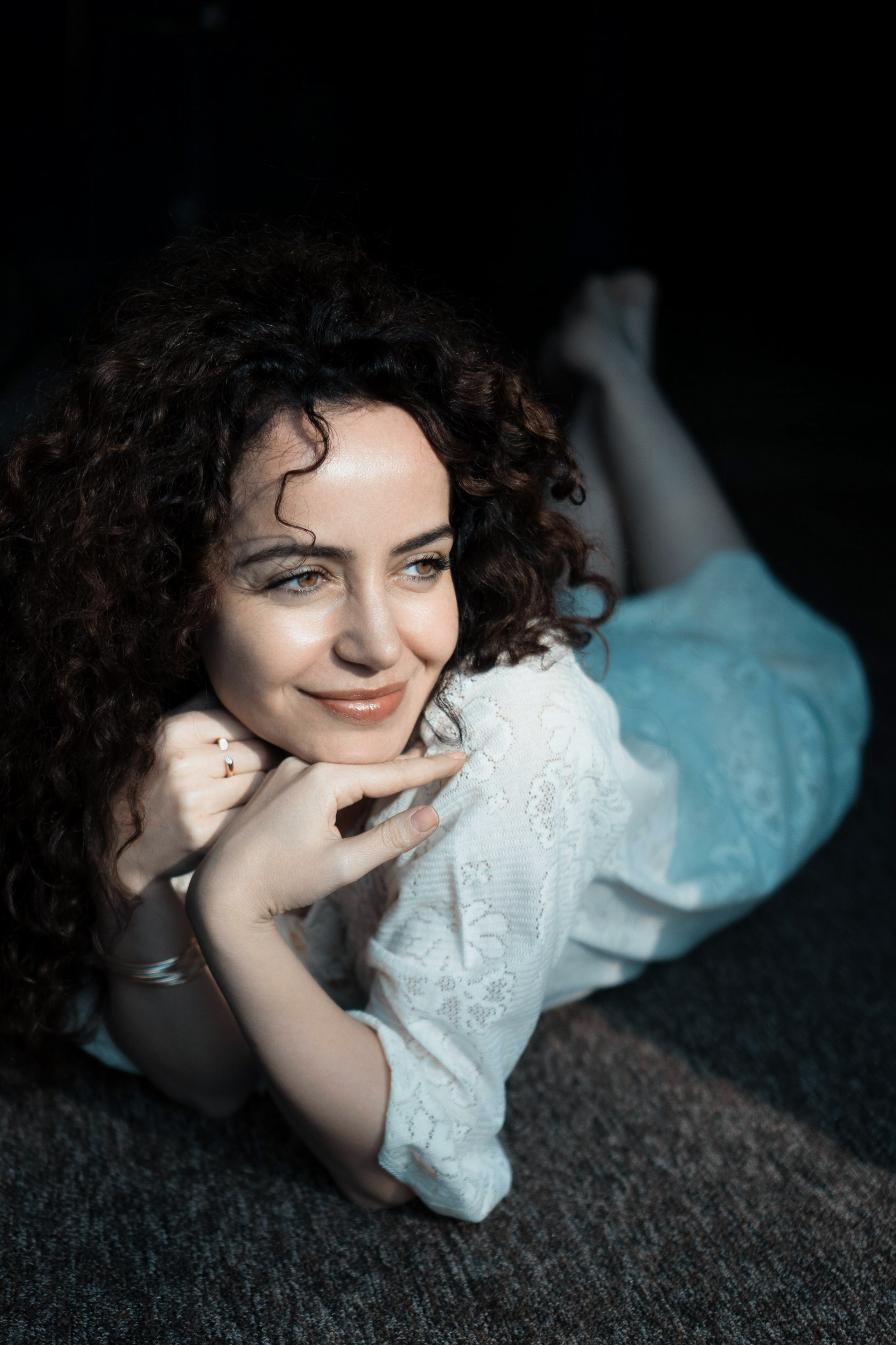 Liegendes Portrait, Frau in weißem Kleid lächelt – natürliche Frauenfotografie Dresden