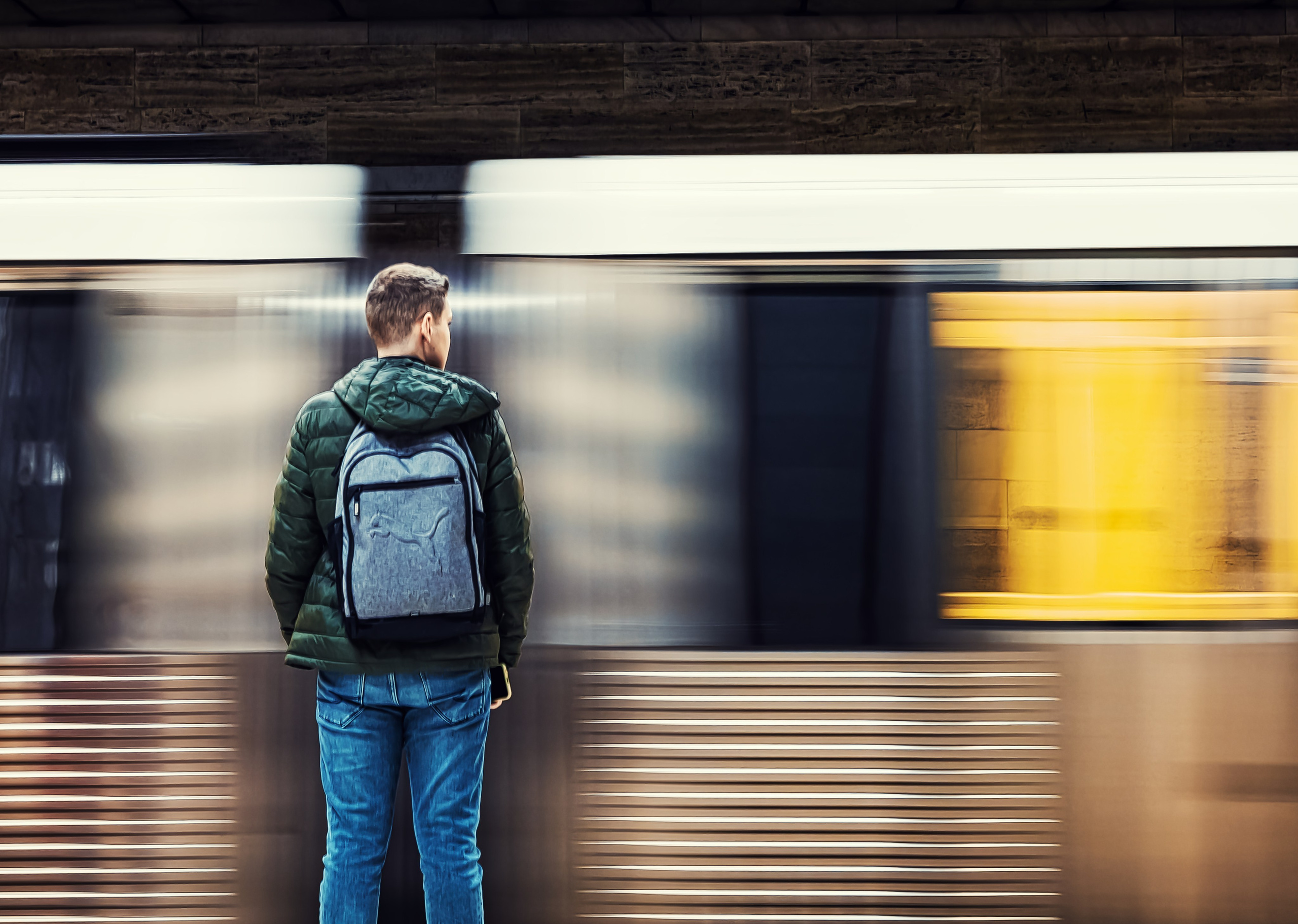 Copii dansând la nuntă – captură naturală