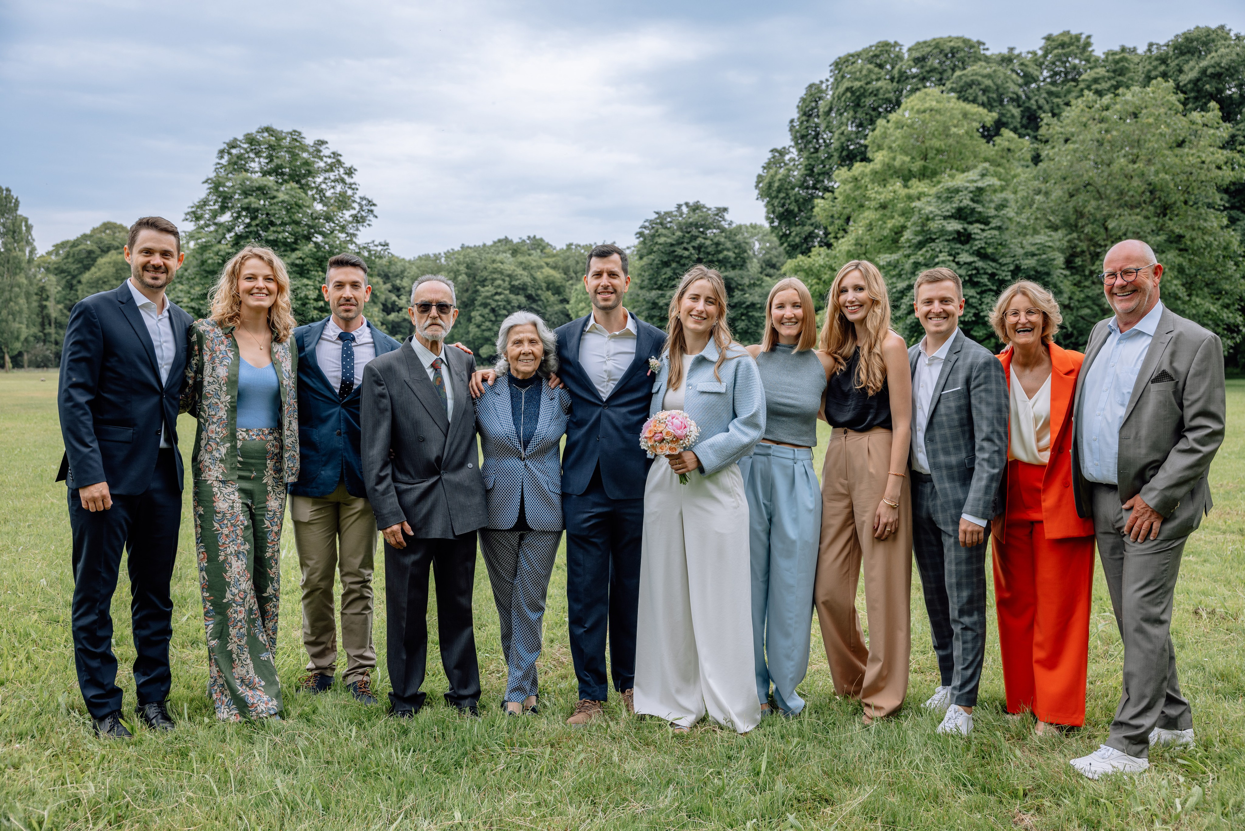 Gruppenfoto mit Gästen – Freude und Feierlichkeiten nach Trauung Mandlstraße 14