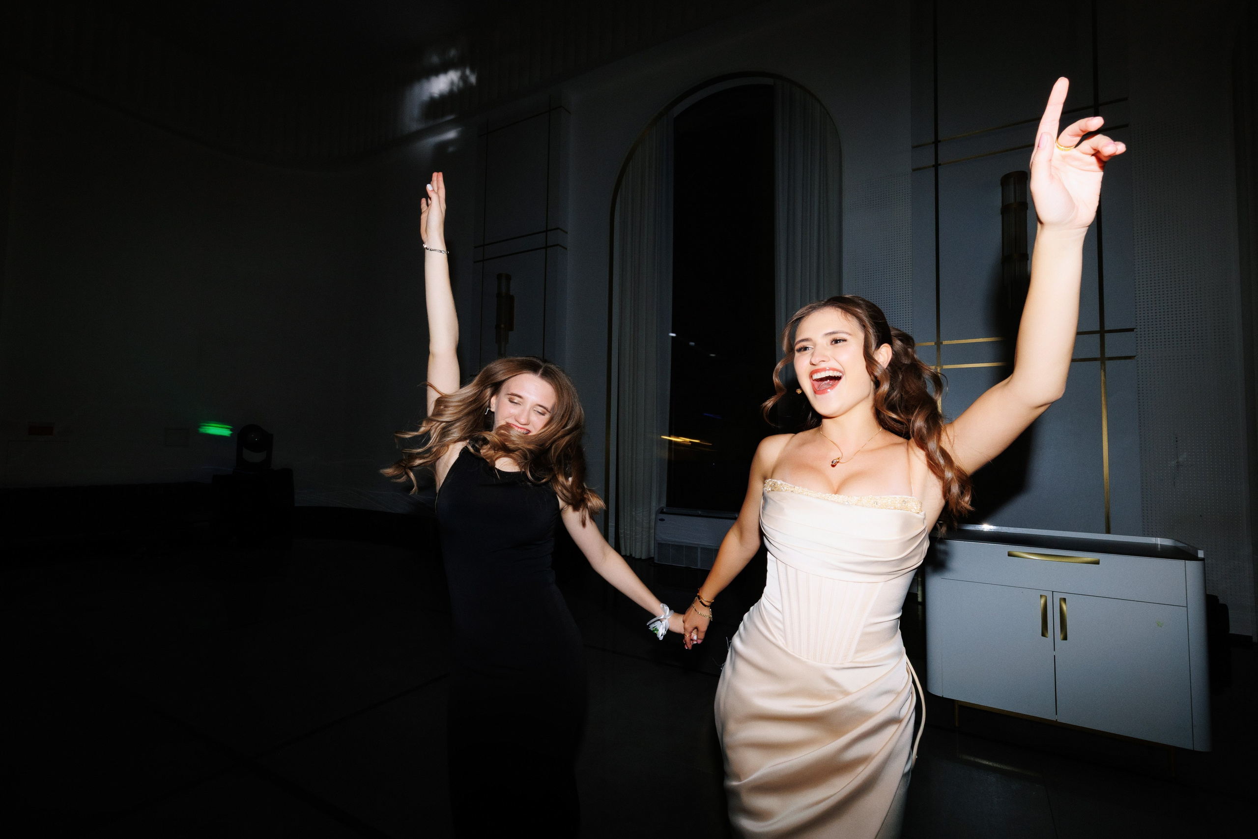 Fotograf profesionist de nuntă, poveste vizuală naturală, momente reale, film photography și digital, Moldova și Europa.