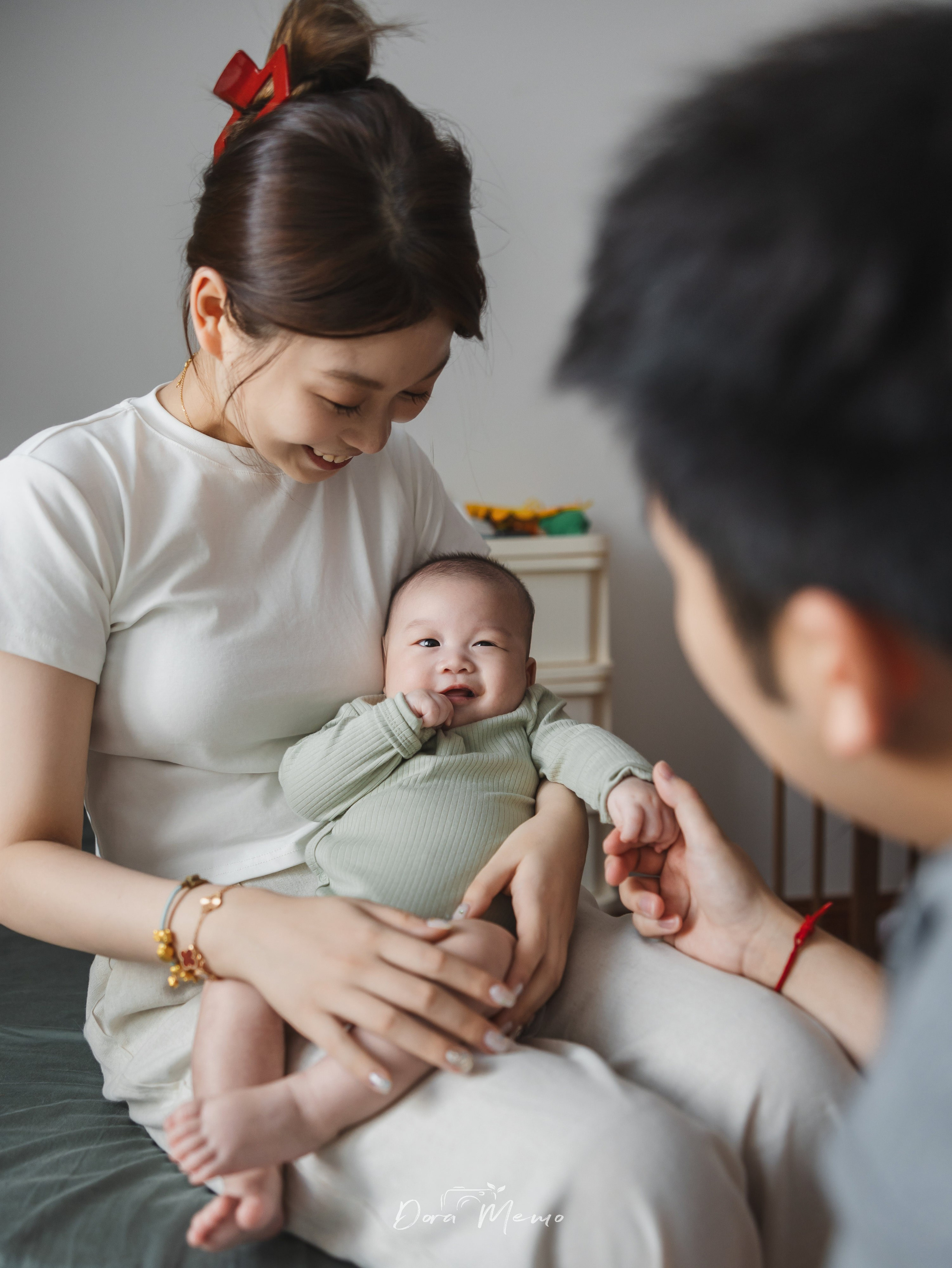 A Shanghai Family Photographer Captures a Newborn Baby Meeting the Family Cat. Shanghai Family Photographer Dora