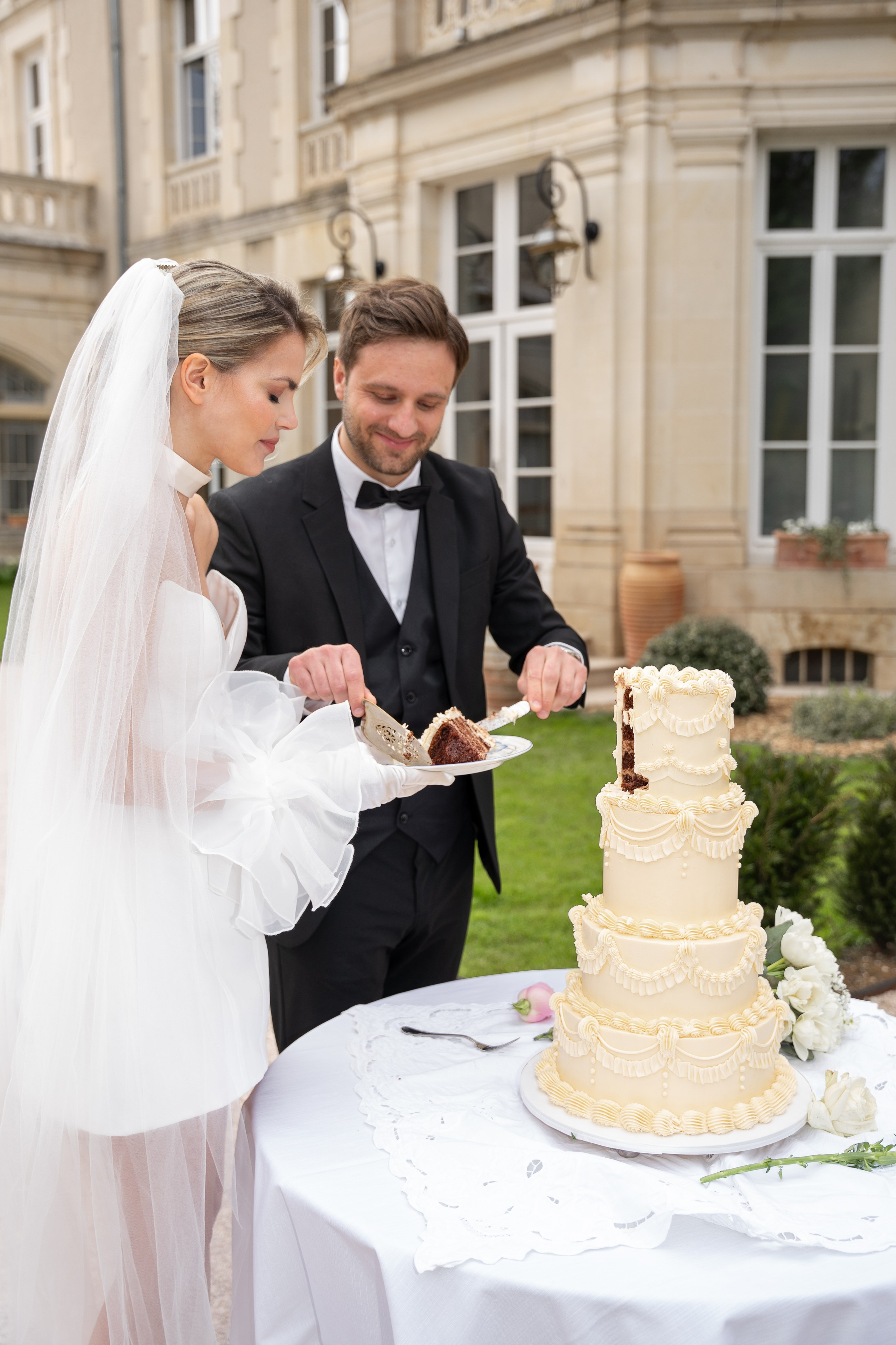 Chateau elopement inspiration. Wedding photographer in Paris Oksana Shum