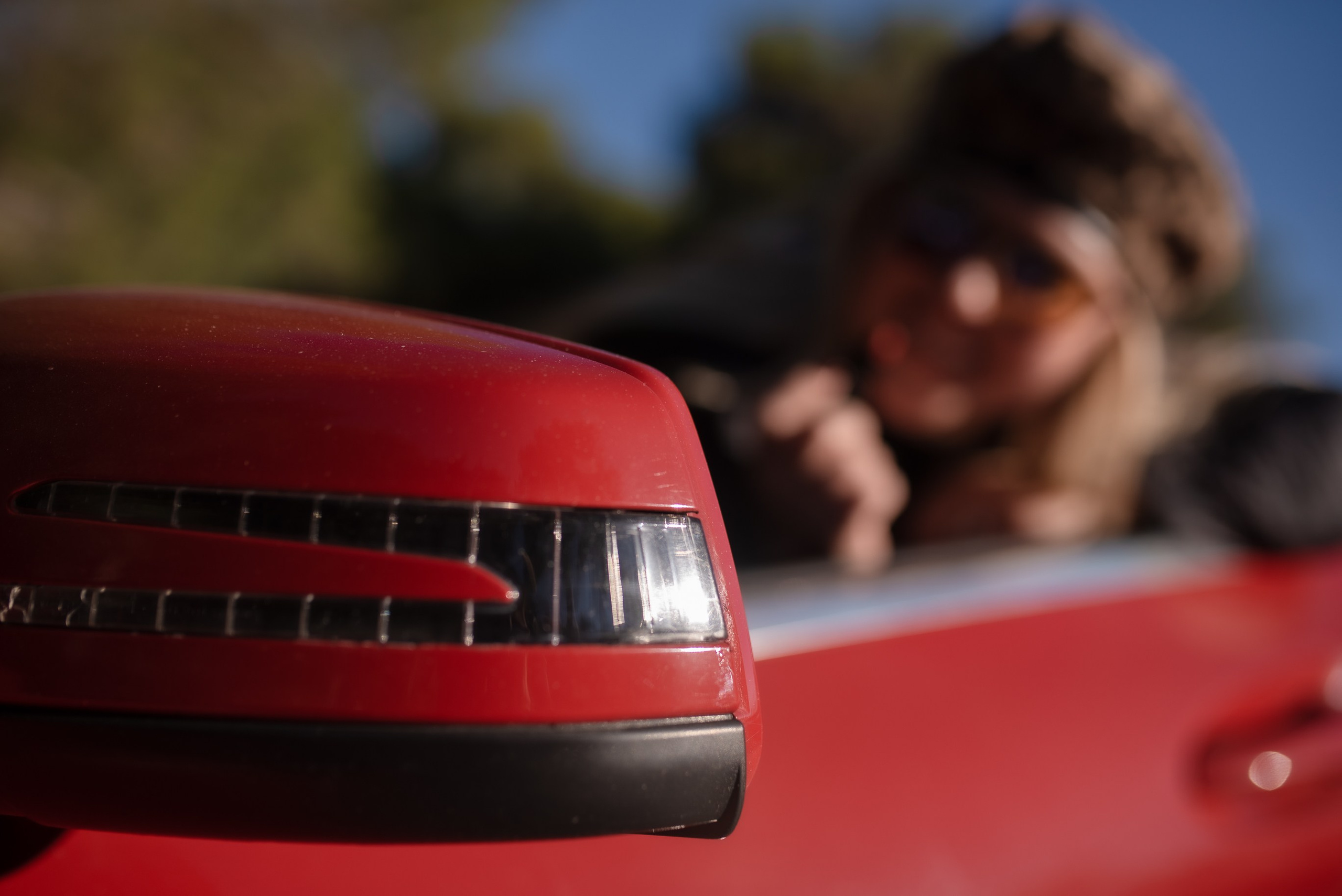 автопортрет,автофотосессия, девушка за рулем красного автомобиля, солнечный день в Анталии