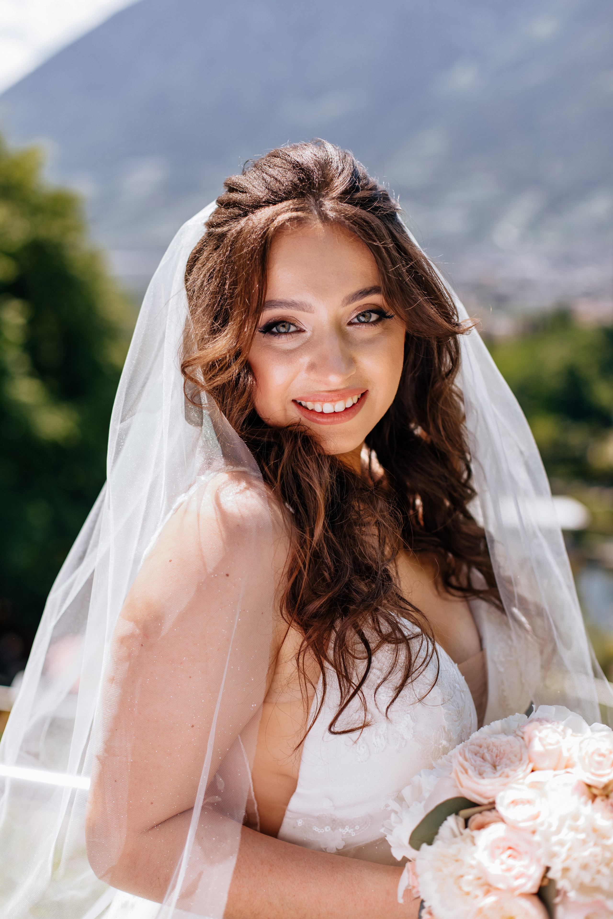 Die Braut lächelt glücklich, ein strahlender Moment voller Freude und Liebe an ihrem besonderen Tag.