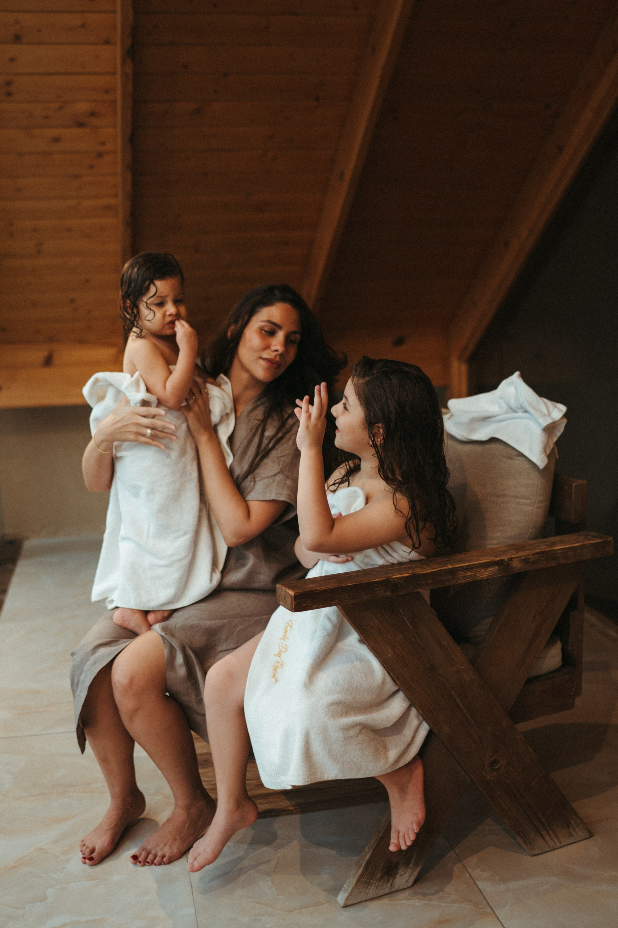 Amnah with daughters. Family photographer in Saudi Arabia