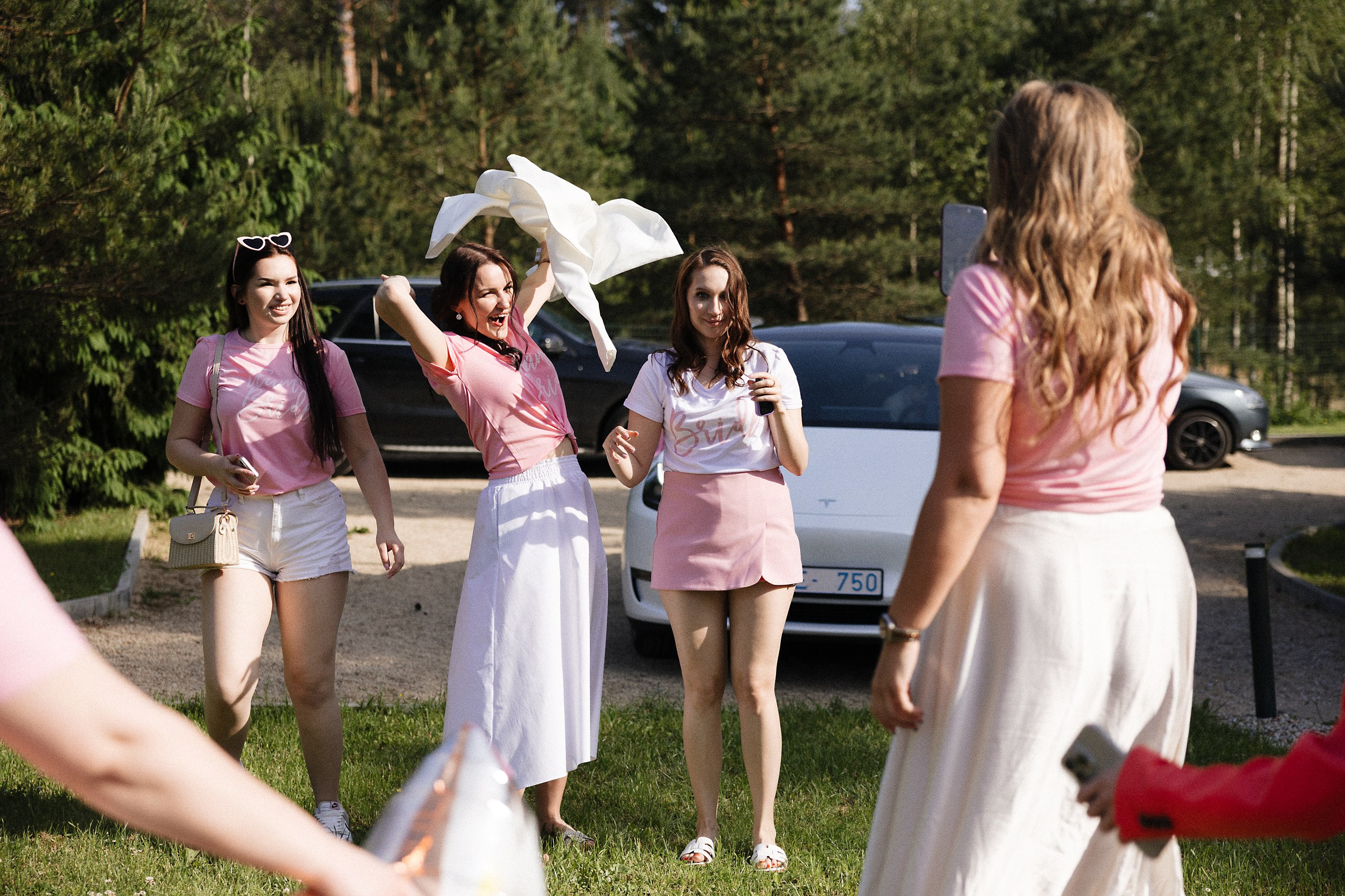 Яркая фотосессия девичника в Риге: розовые наряды и очки в форме сердца. Евгений Тимофеев | Свадебный и контент-фотограф и видеограф в Риге