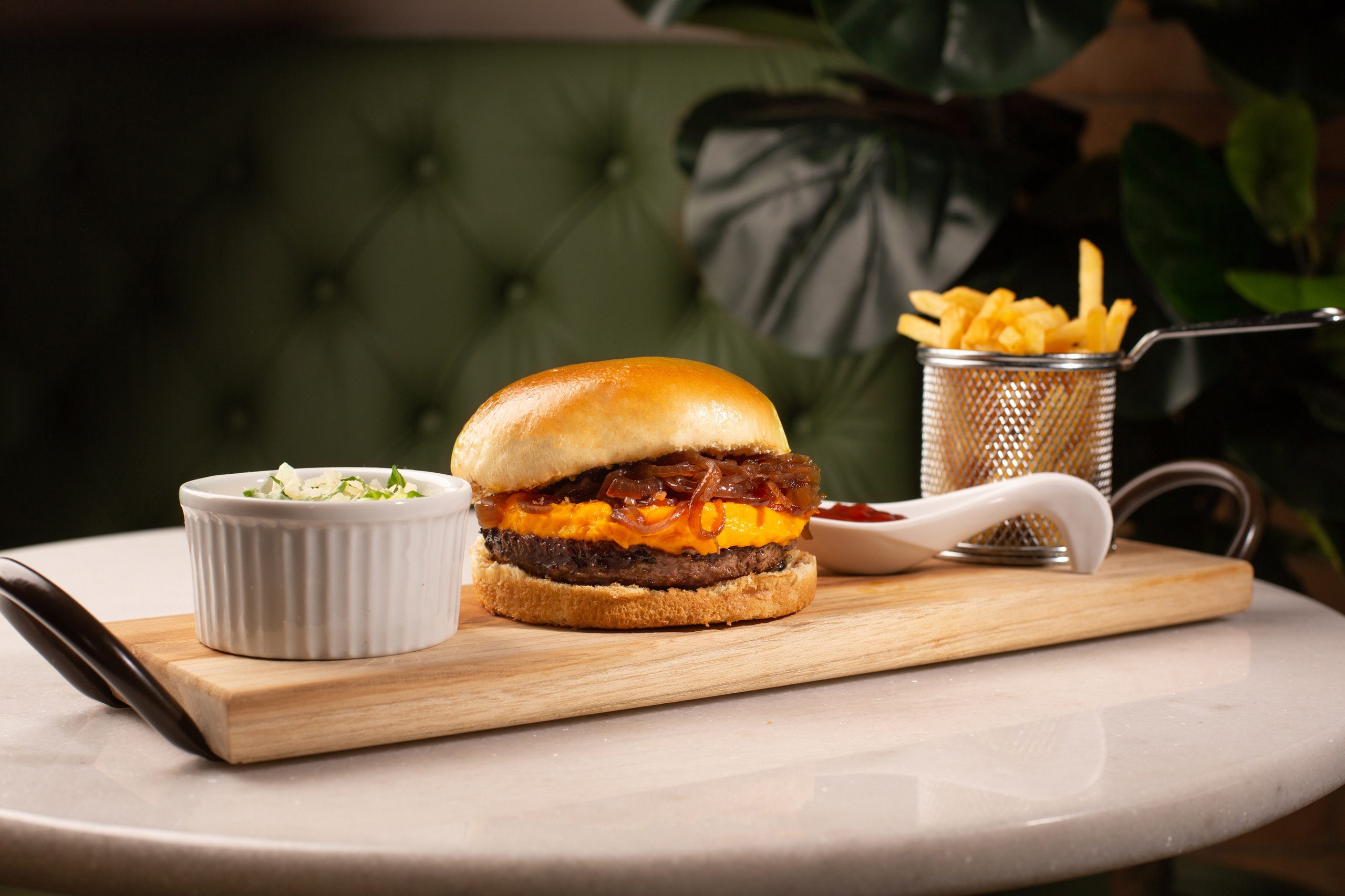 Hambúrguer de carne suculenta com cebola caramelizada e molho especial.