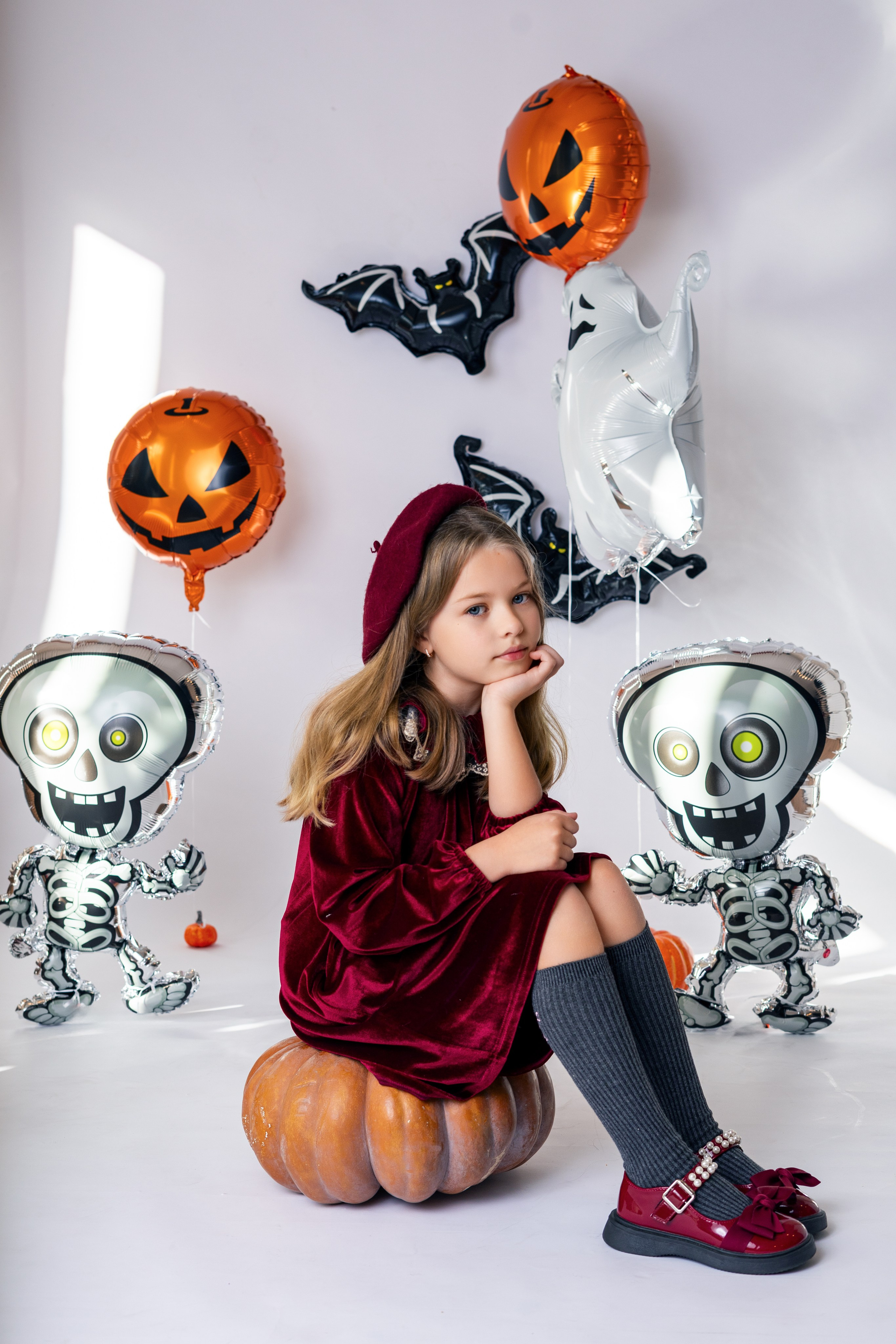 Séance photo Halloween enfant en studio à Roanne avec décor de citrouilles