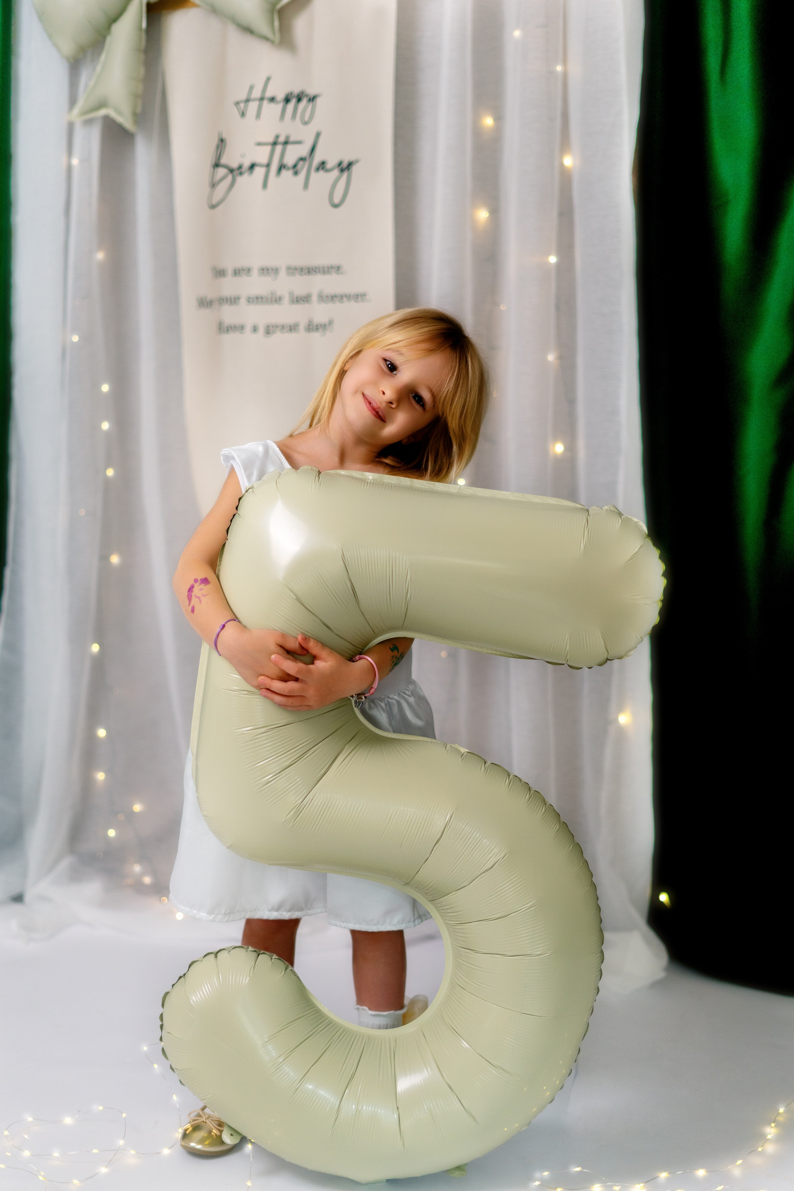 Enfant avec chiffre 5 lors d’une séance photo anniversaire en studio à Roanne