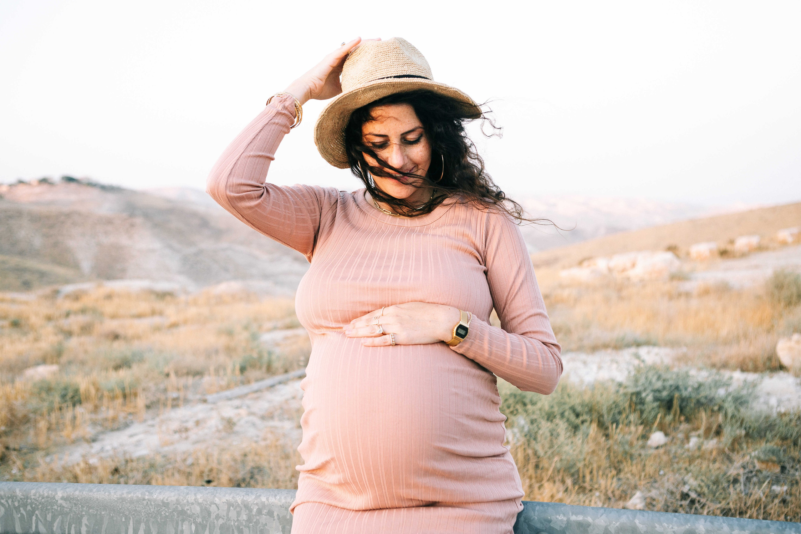 PREGNANT PHOTOSESSION IN THE DESERT. PHOTOGRAPHER IN ISRAEL