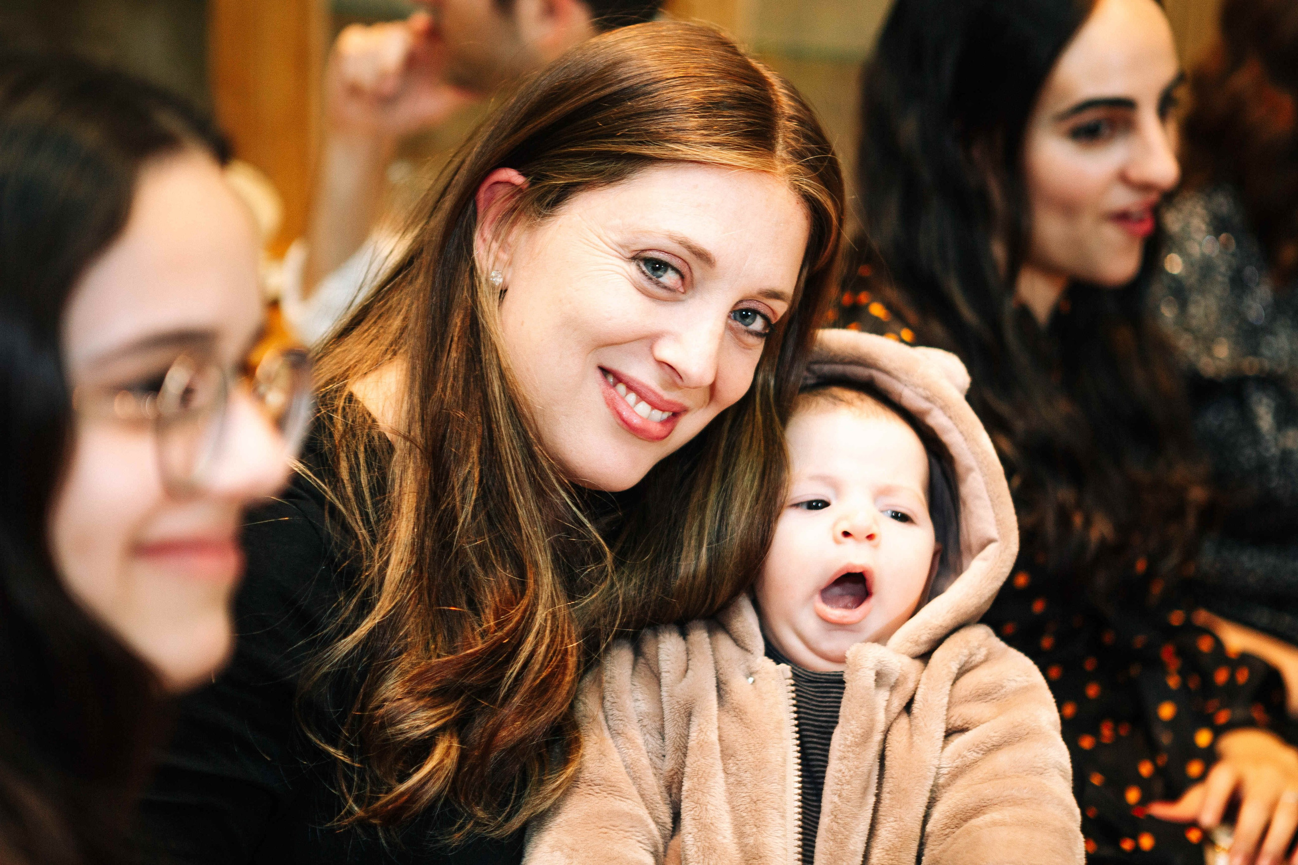 PARTY IN A RESTAURANT WITH THE WHOLE FAMILY. Https://shi-photo.com/